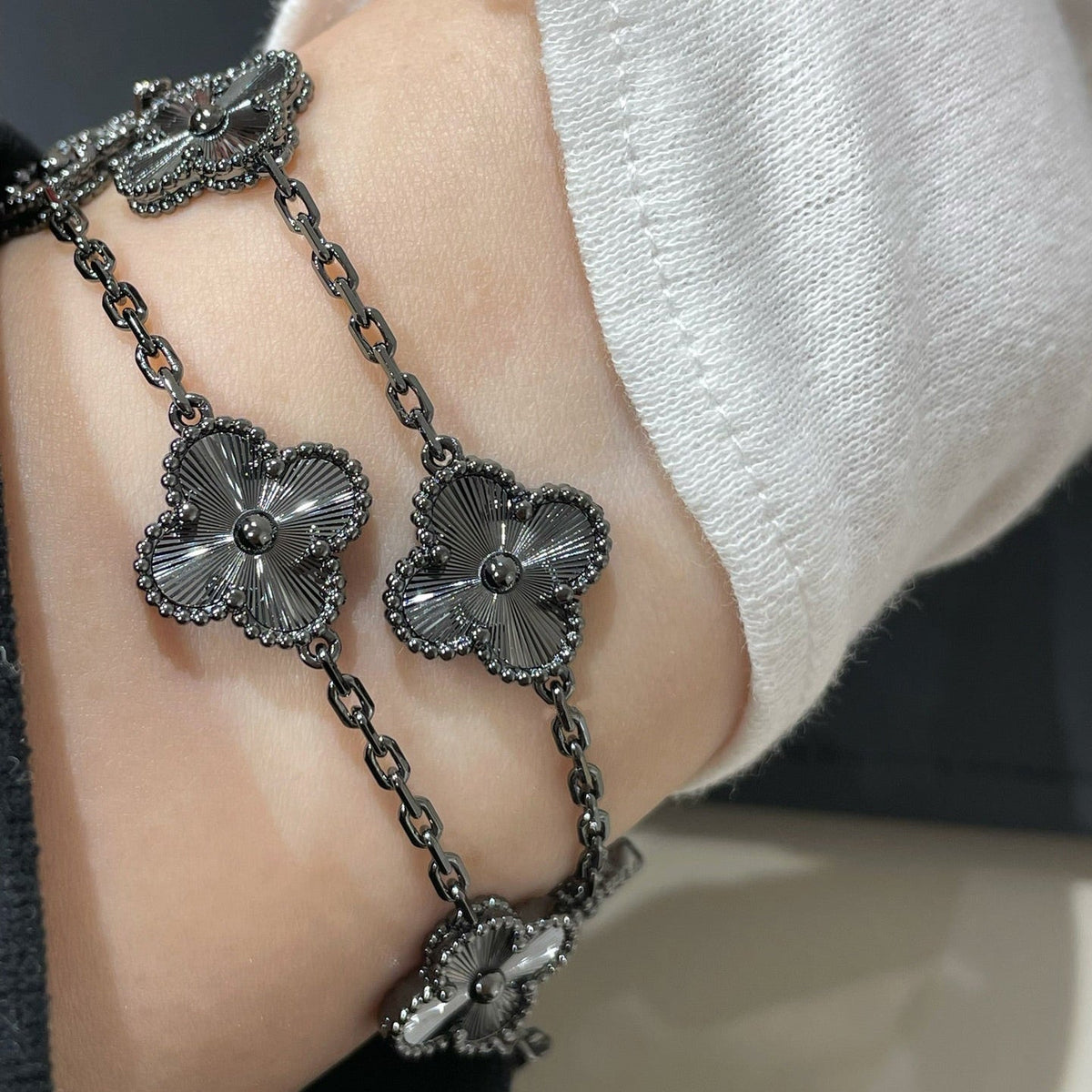 [VA]クローバー 5モチーフ ブラックブレスレット