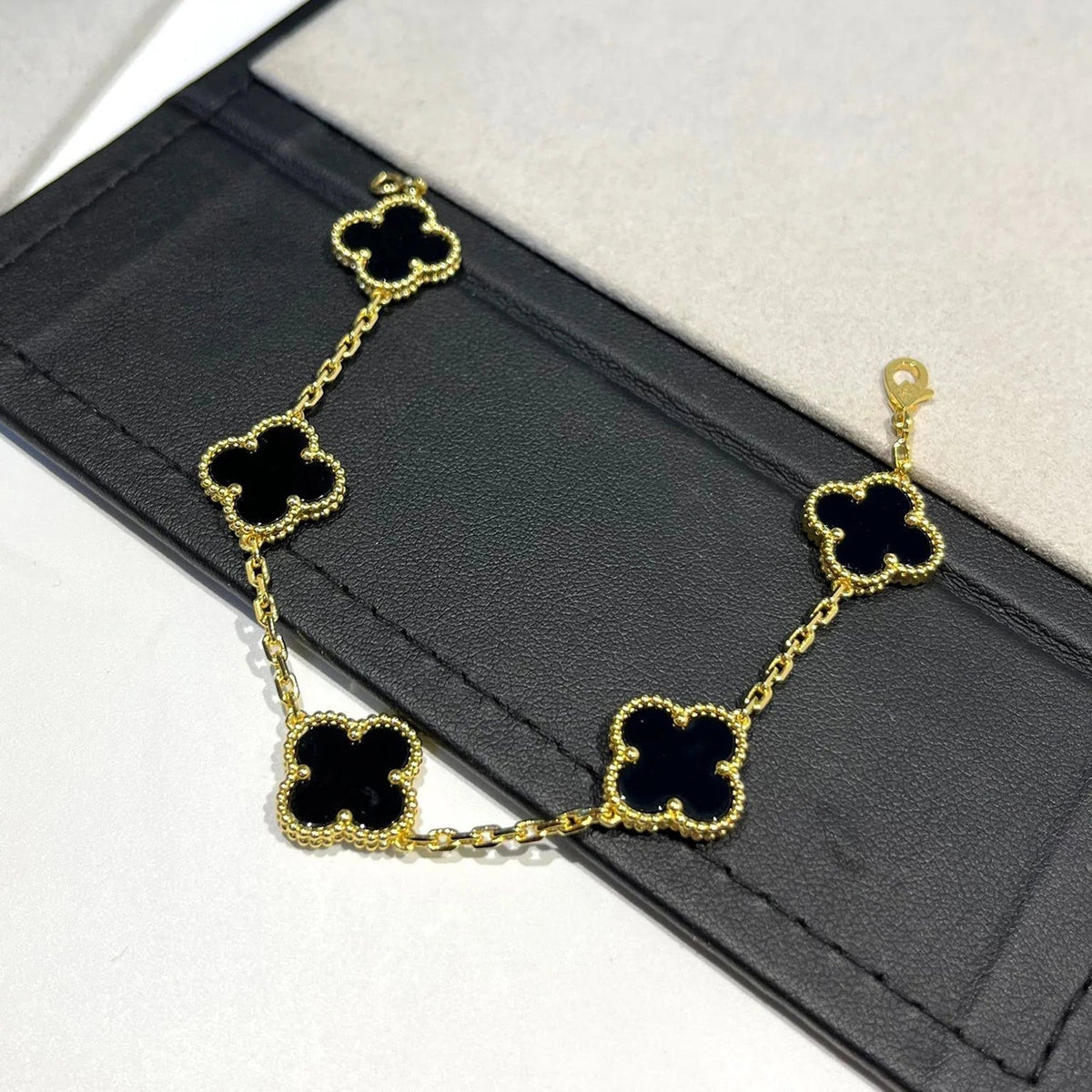 [VA]LUCKY CLOVER 5-MOTIF BRACELET - BLACK OXNY COLLECTION