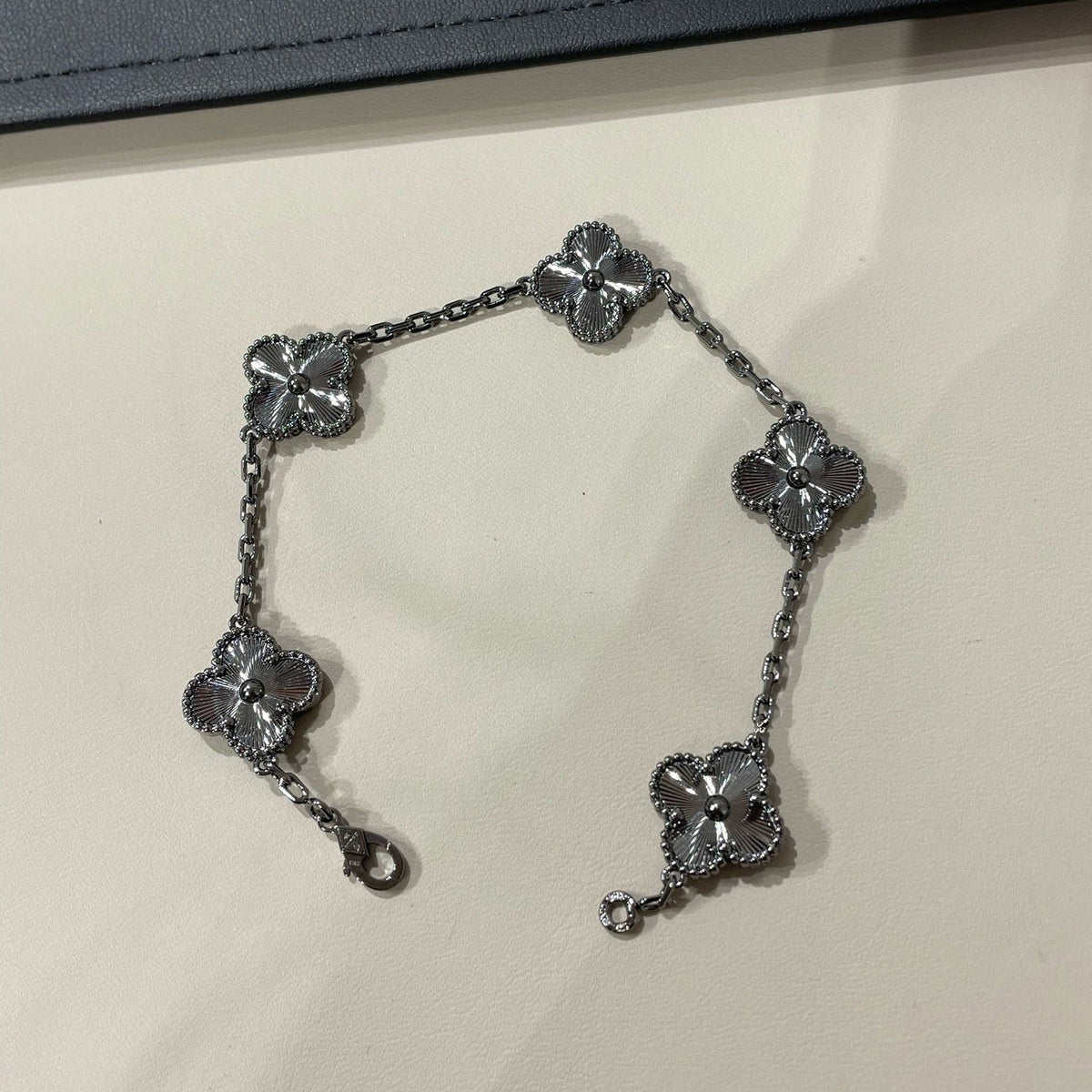 [VA]クローバー 5モチーフ ブラックブレスレット