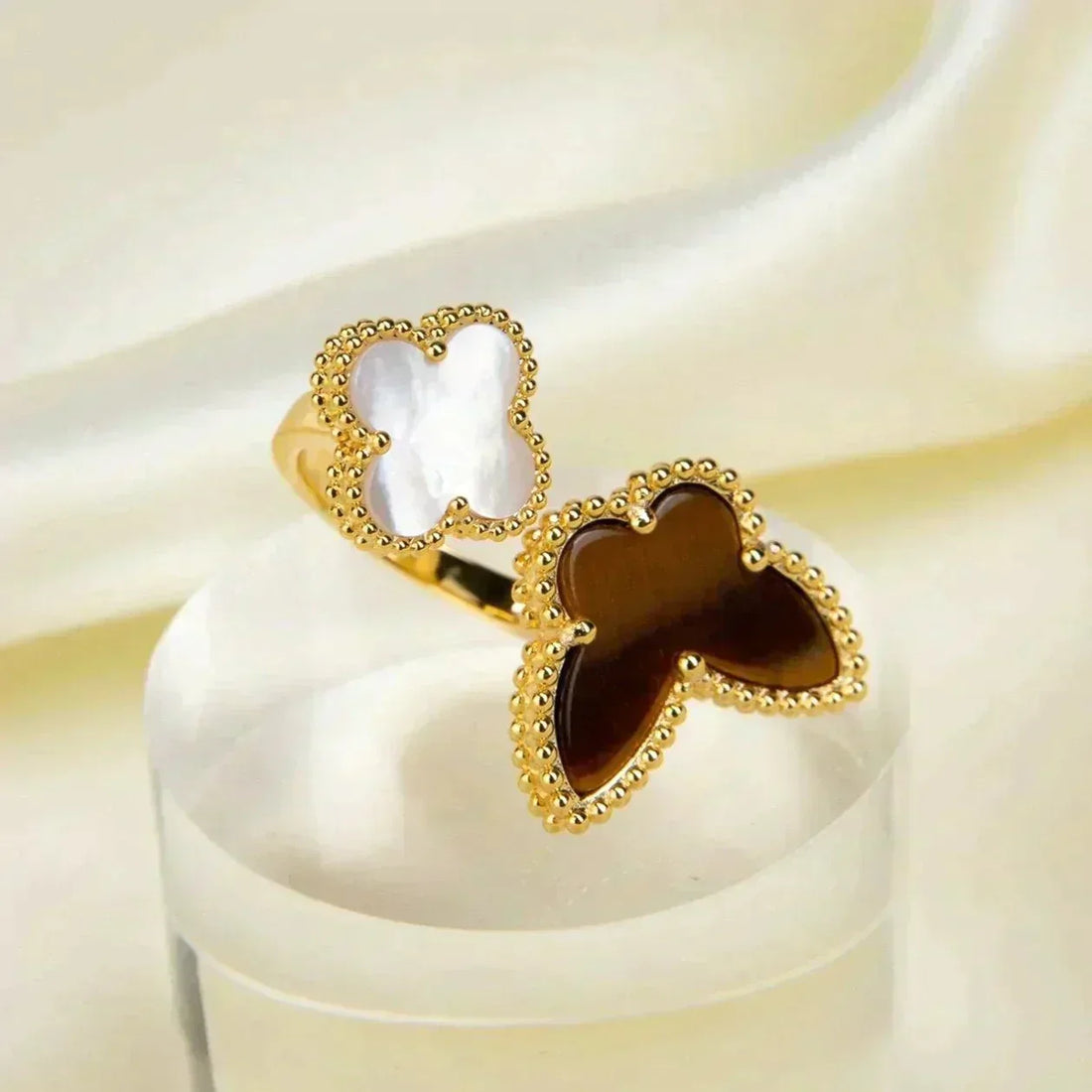 {
  "VA": "指の間に挟むラッキーリング"
}