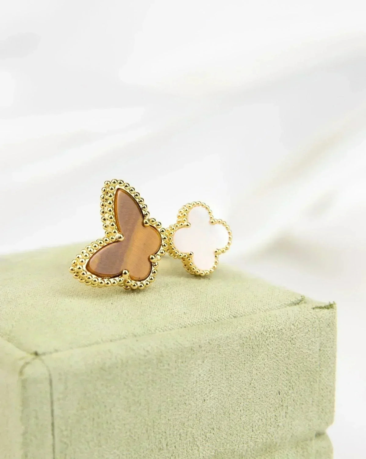 [VA]LUCKY BETWEEN THE FINGER RING