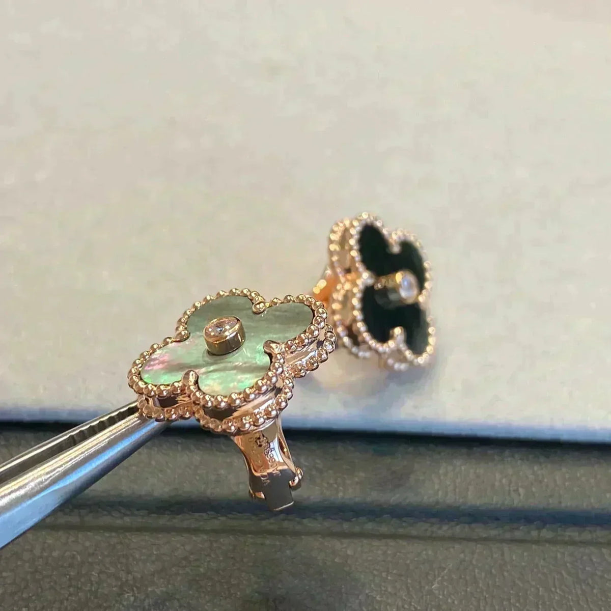 [VA]CLOVER MEDIUM 1 MOTIV GRAU PERLMUTT DIAMANT-OHRRINGE
