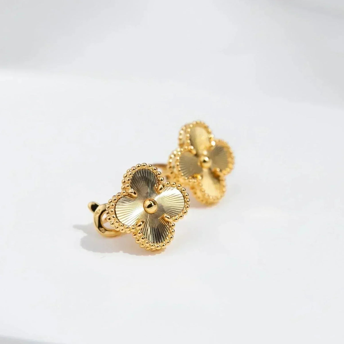 [VA]CLOVER MEDIUM 1 MOTIFS LASER EARRINGS