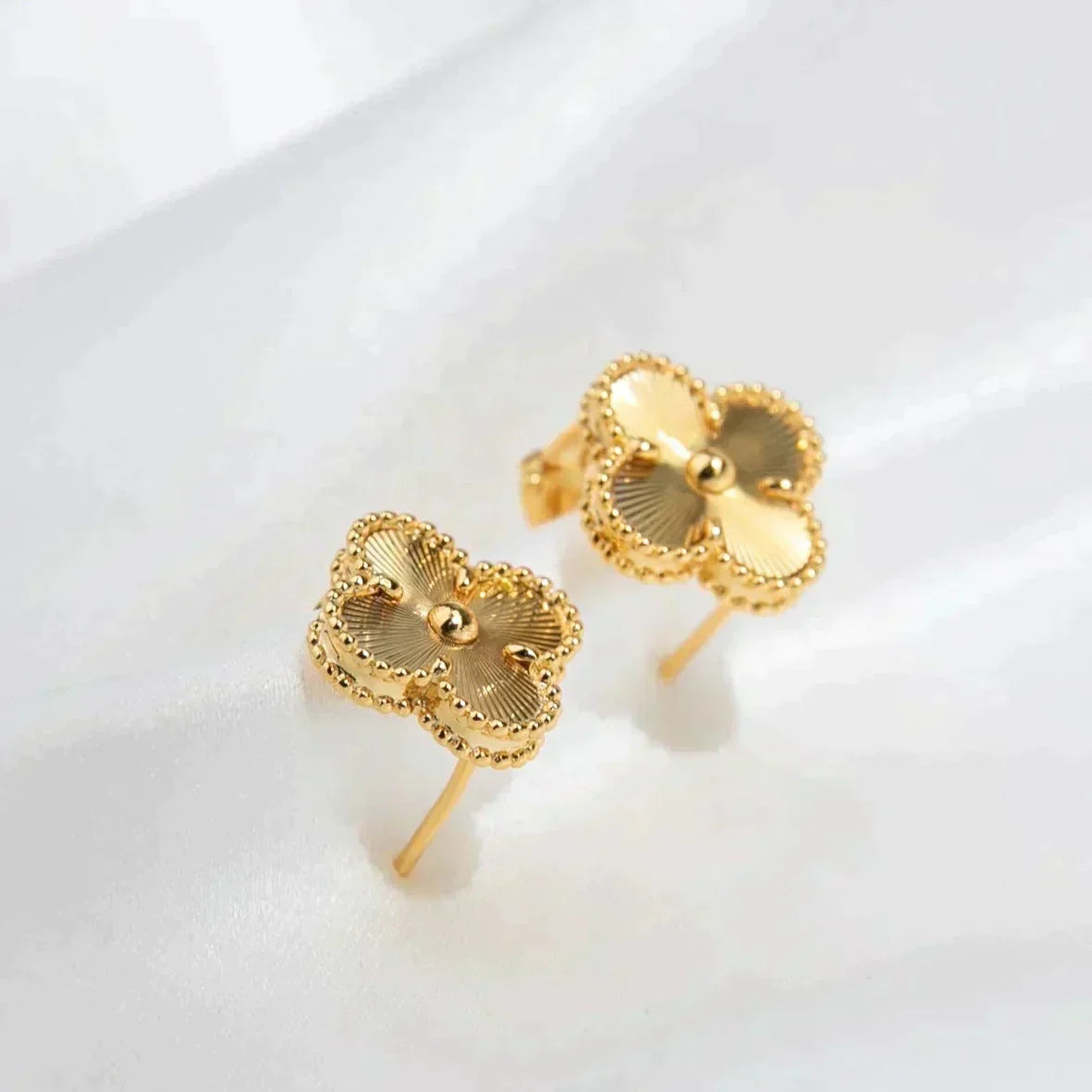 [VA]CLOVER MEDIUM 1 MOTIFS LASER EARRINGS