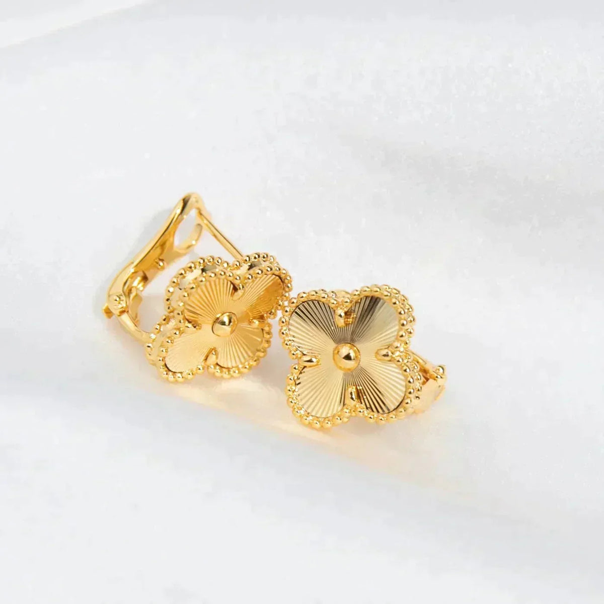 [VA]CLOVER MEDIUM 1 MOTIFS LASER EARRINGS