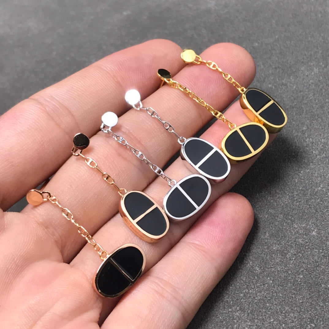 {"VA": "CHAINE VERSO ブラックセラミック シルバーピアス"}