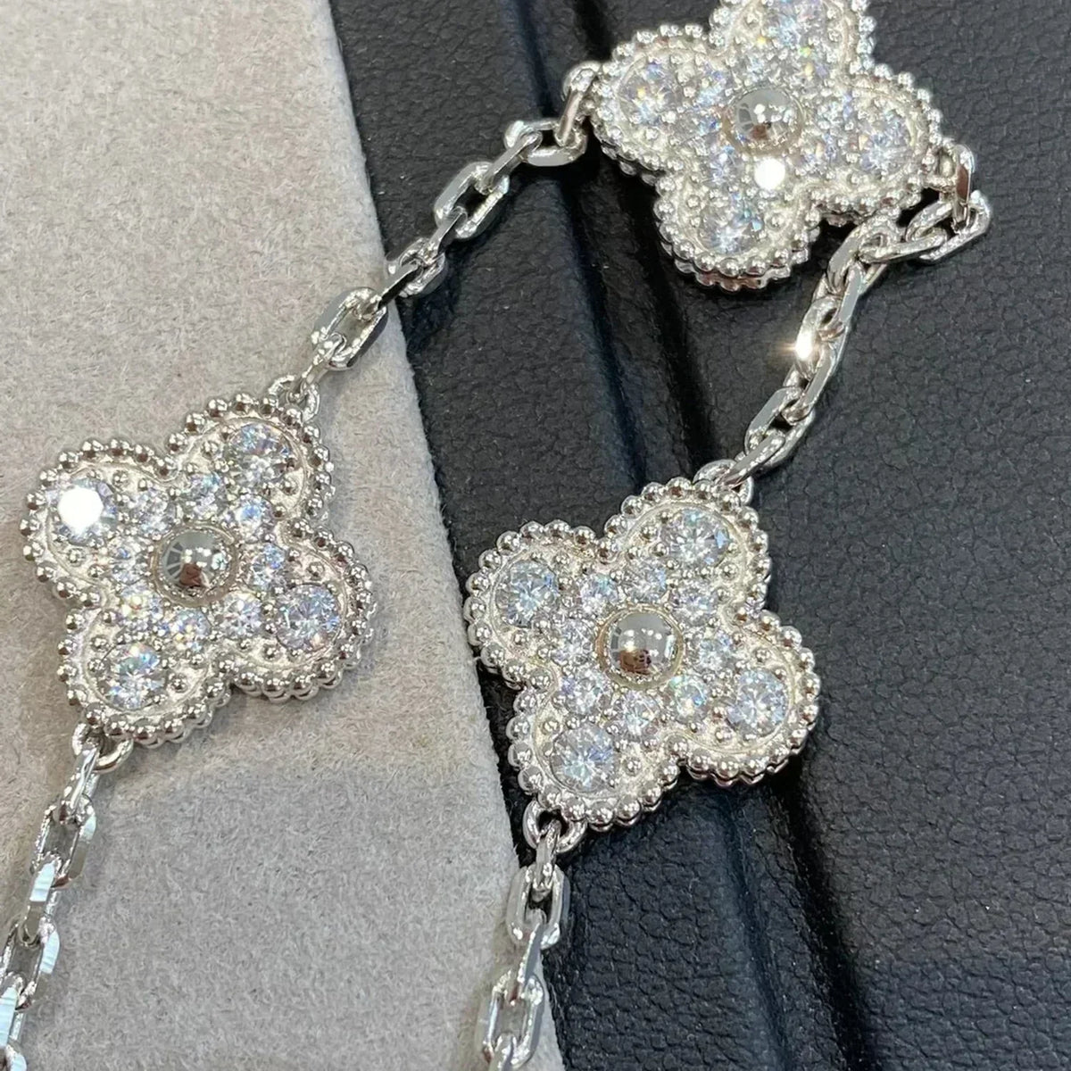 [VA]LUCKY CLOVER 5-MOTIF BRACELET - FULL-DIAMOND