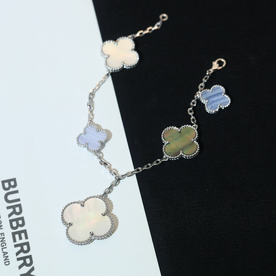 [VA]CLOVER-ARMBAND 5 MOTIVE PERLMUTT CHALCEDON SILBER