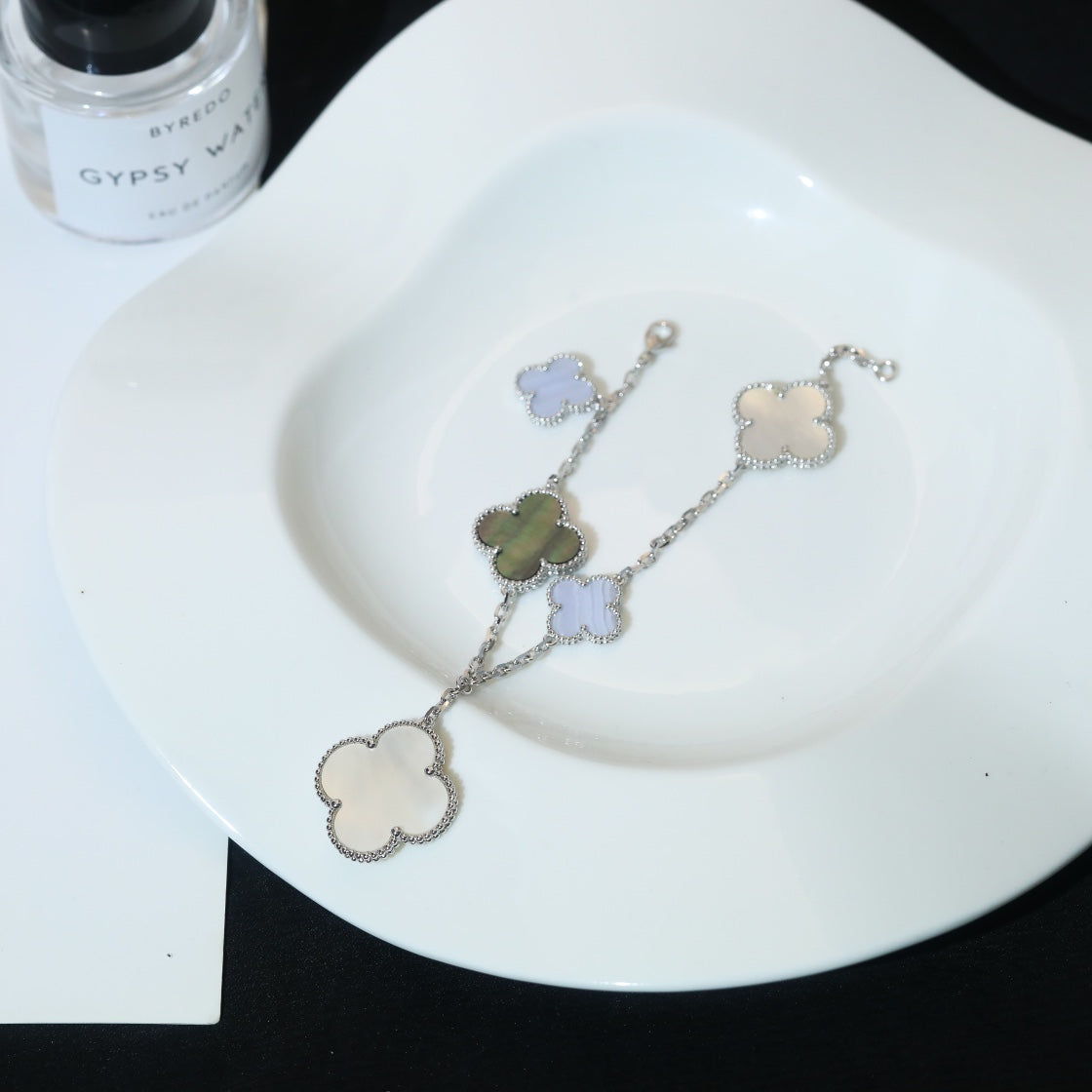 [VA]CLOVER-ARMBAND 5 MOTIVE PERLMUTT CHALCEDON SILBER