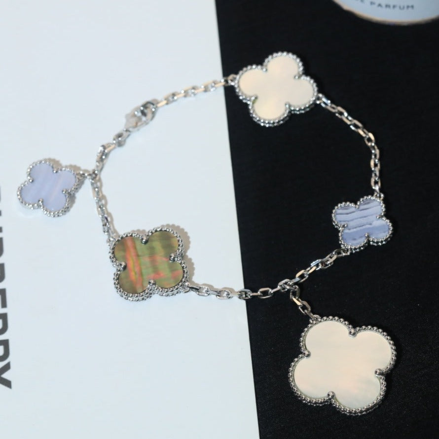 [VA]CLOVER-ARMBAND 5 MOTIVE PERLMUTT CHALCEDON SILBER
