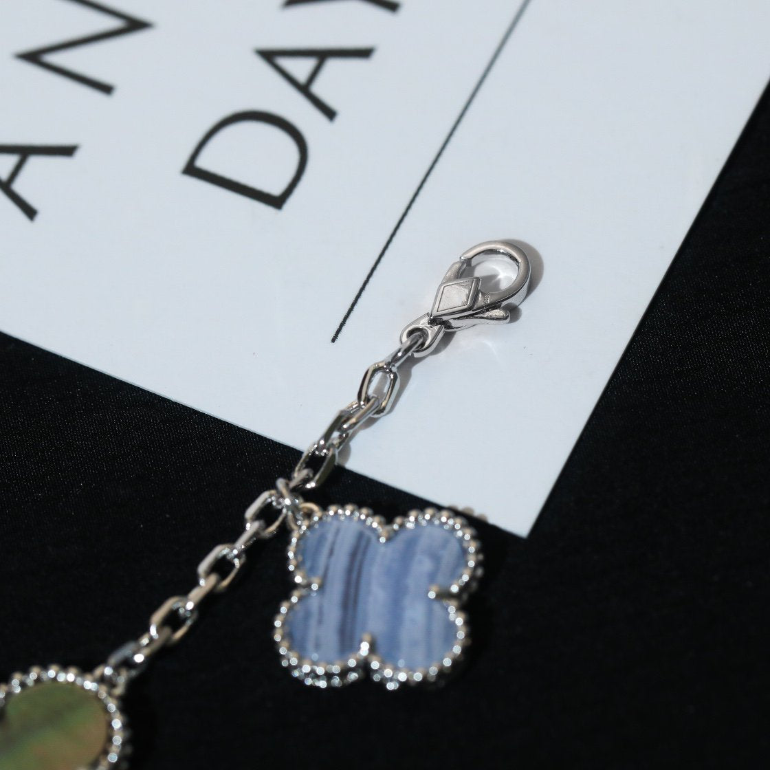 [VA]CLOVER-ARMBAND 5 MOTIVE PERLMUTT CHALCEDON SILBER