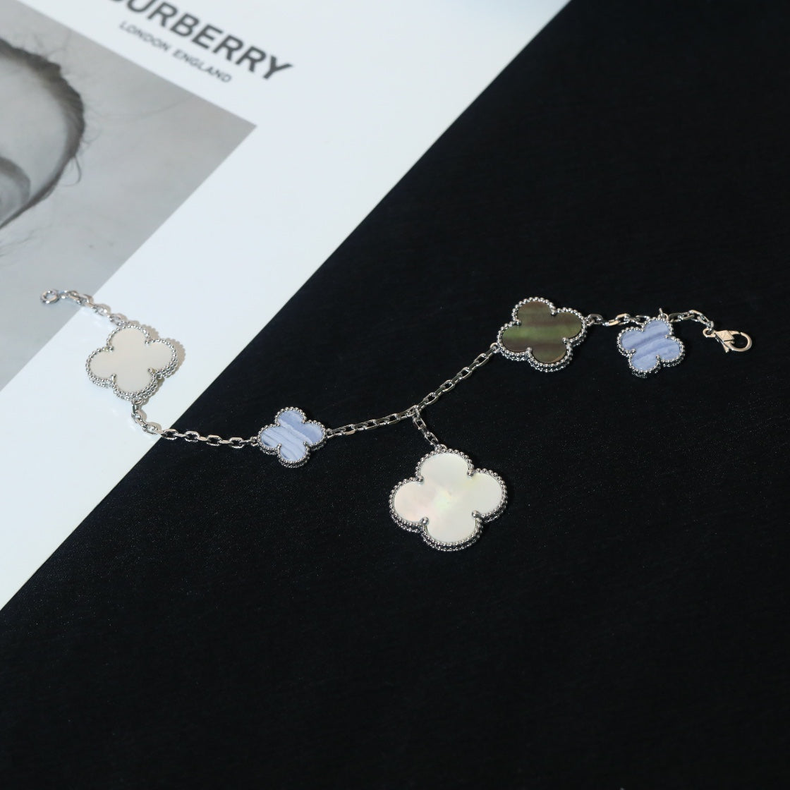 [VA]CLOVER-ARMBAND 5 MOTIVE PERLMUTT CHALCEDON SILBER