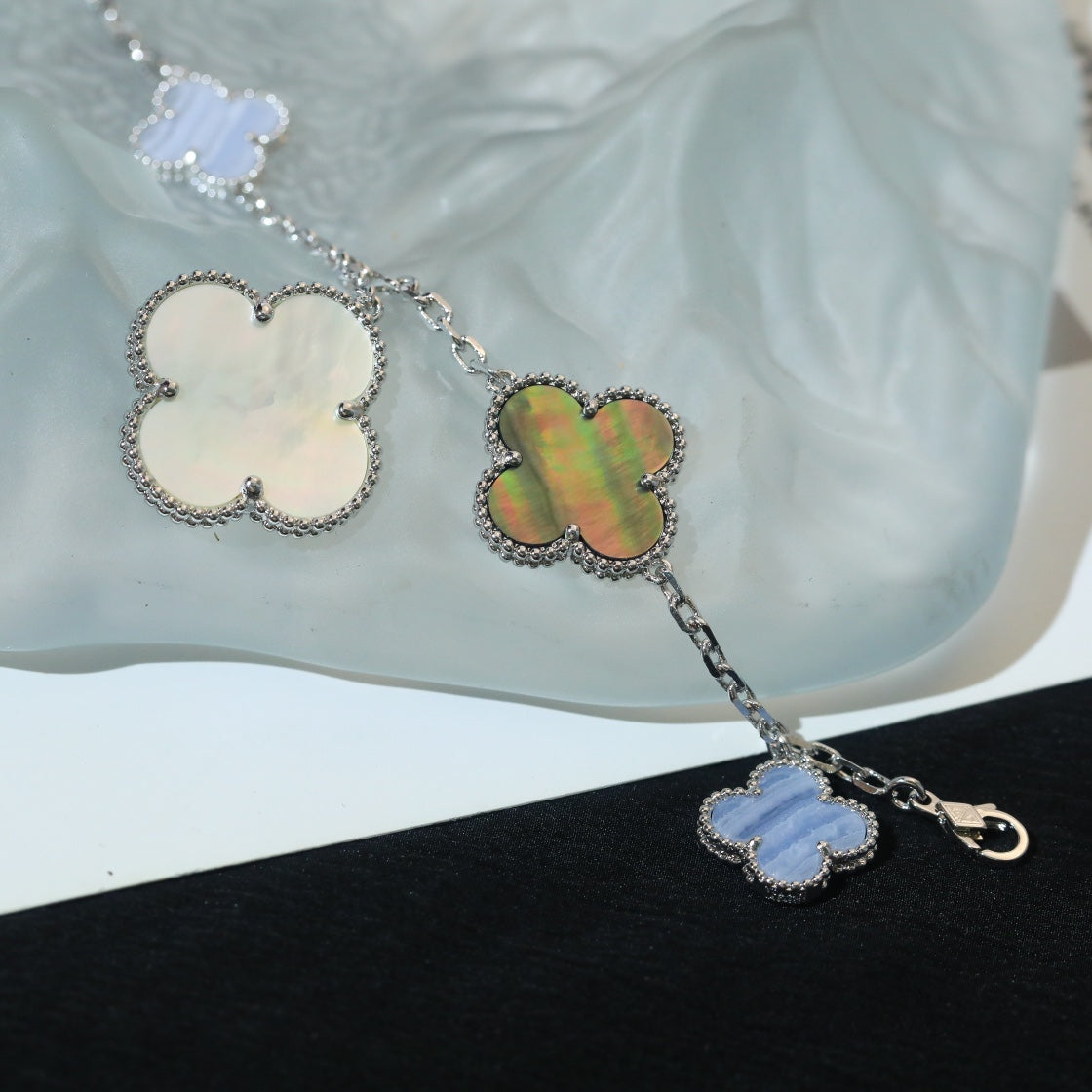 [VA]CLOVER-ARMBAND 5 MOTIVE PERLMUTT CHALCEDON SILBER