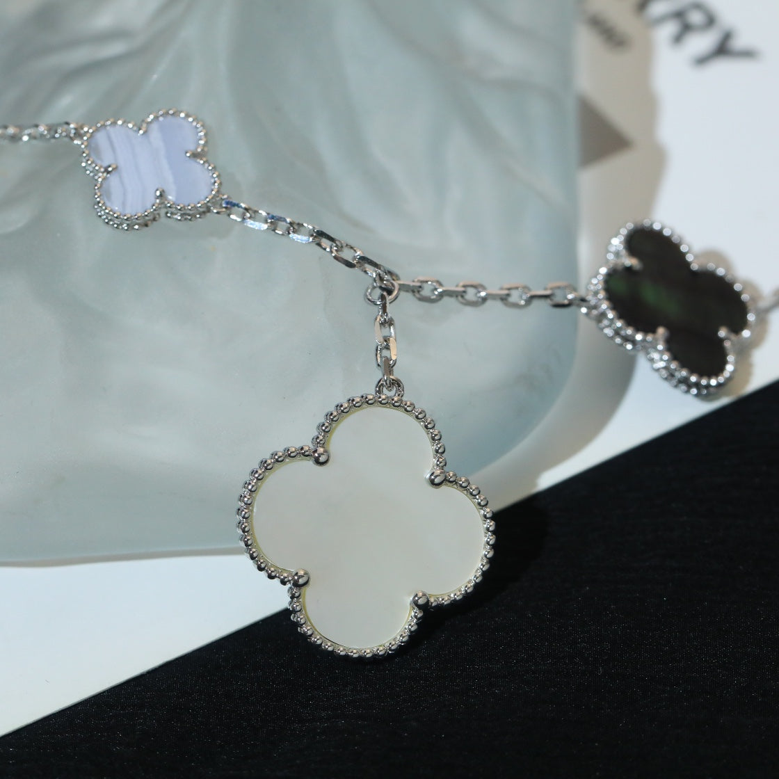 [VA]CLOVER-ARMBAND 5 MOTIVE PERLMUTT CHALCEDON SILBER