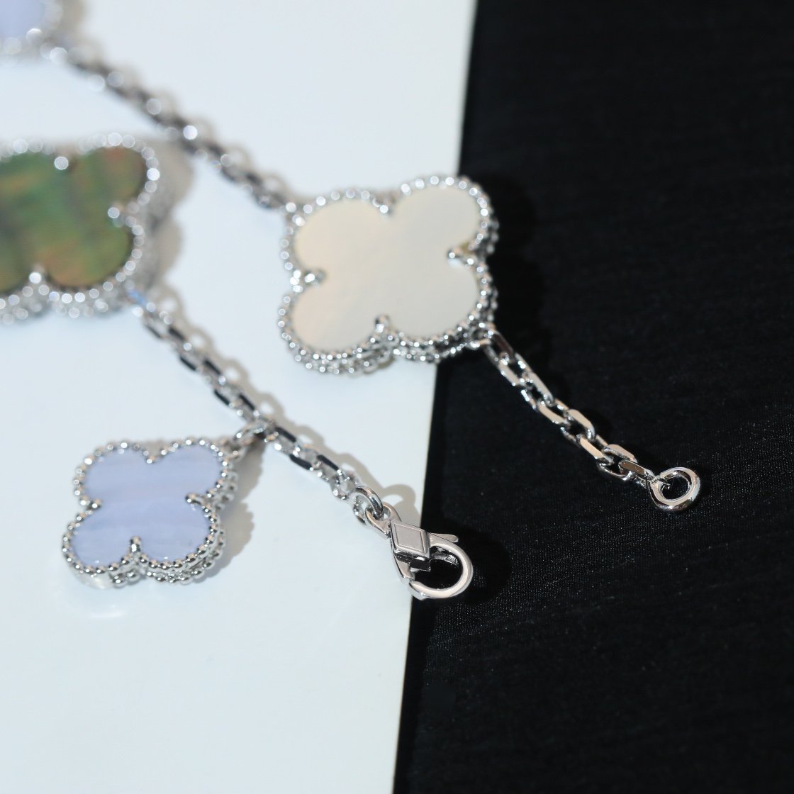 [VA]CLOVER-ARMBAND 5 MOTIVE PERLMUTT CHALCEDON SILBER