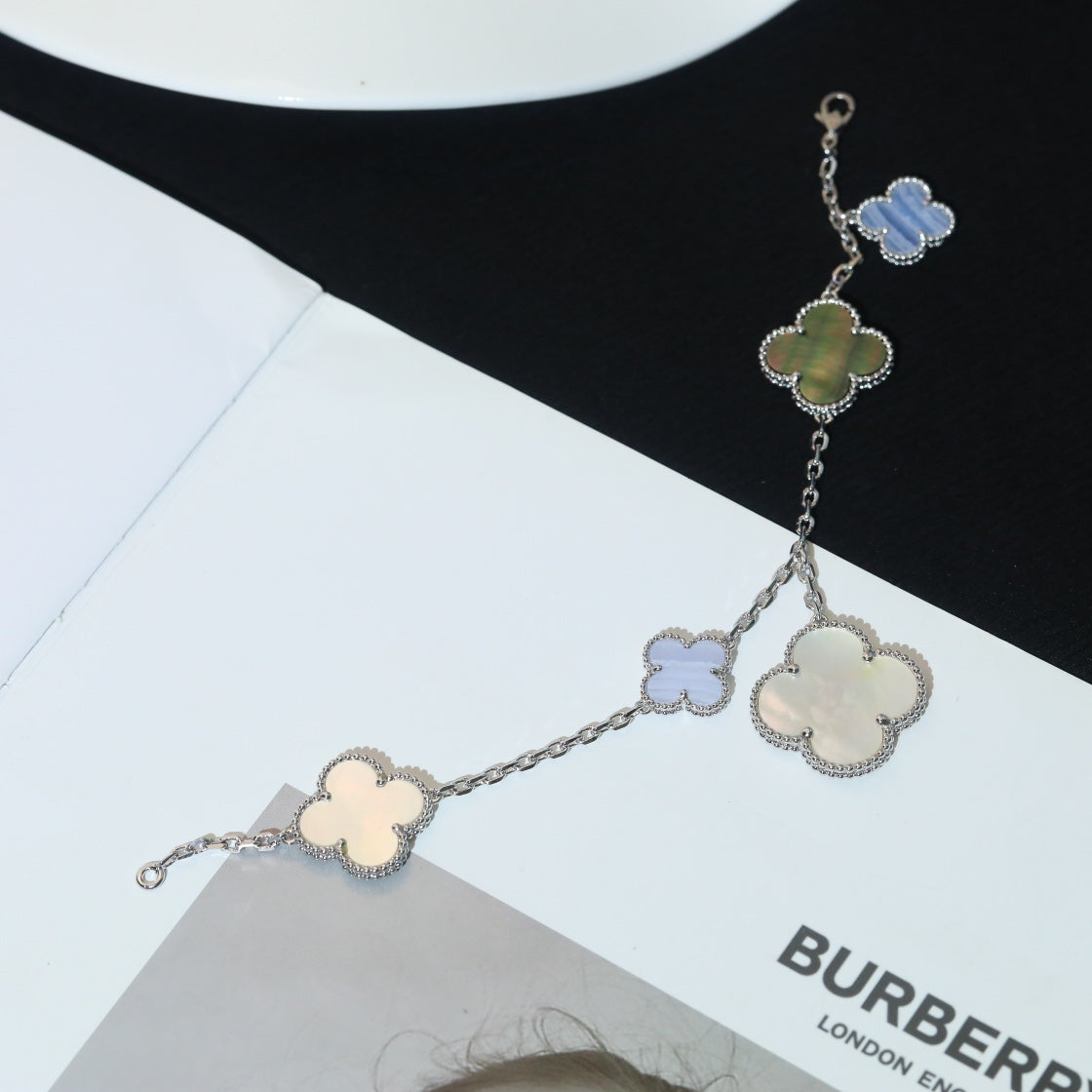 [VA]CLOVER-ARMBAND 5 MOTIVE PERLMUTT CHALCEDON SILBER