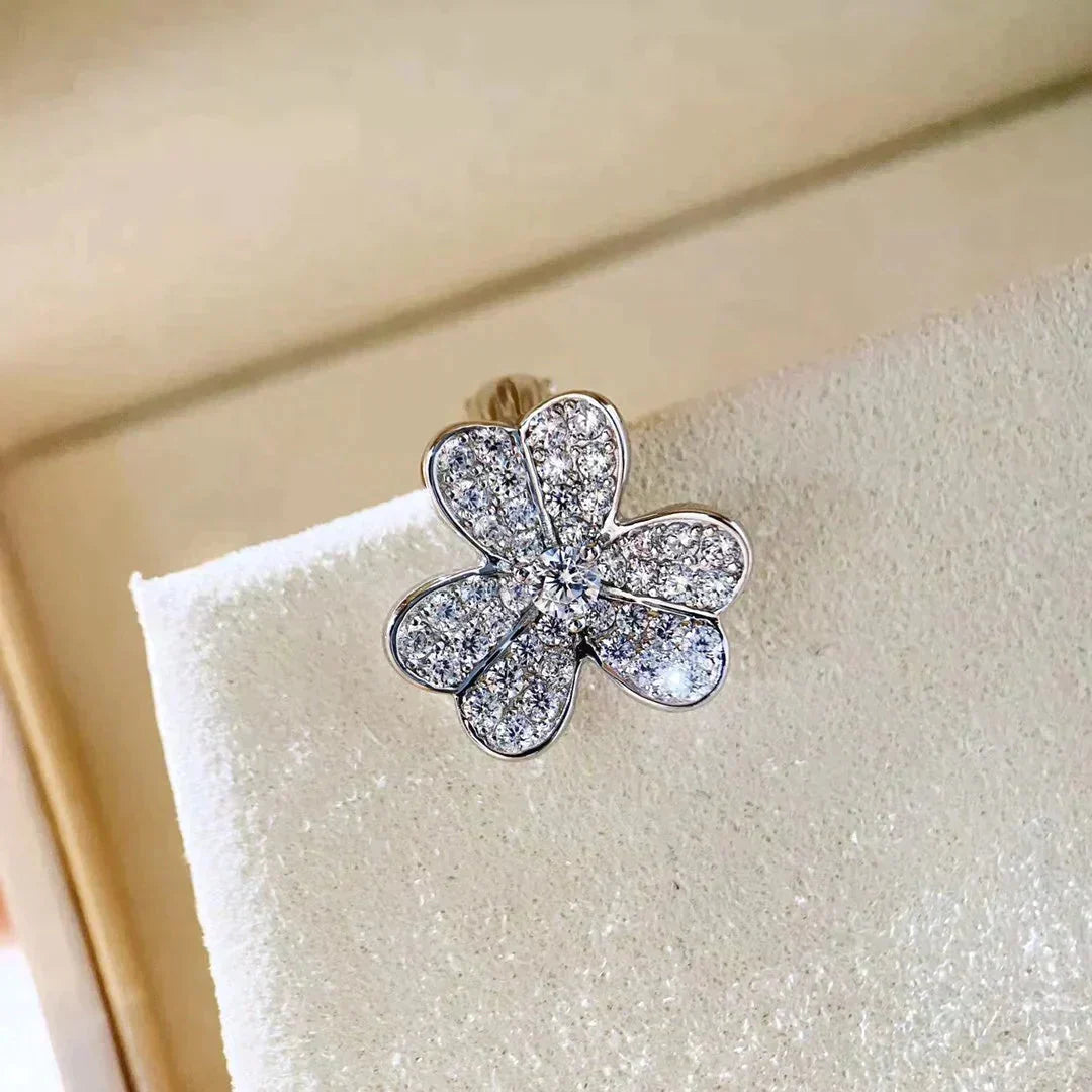 {
  "VA": "クローバー コスモス ダイヤモンド ピアス シルバー"
}