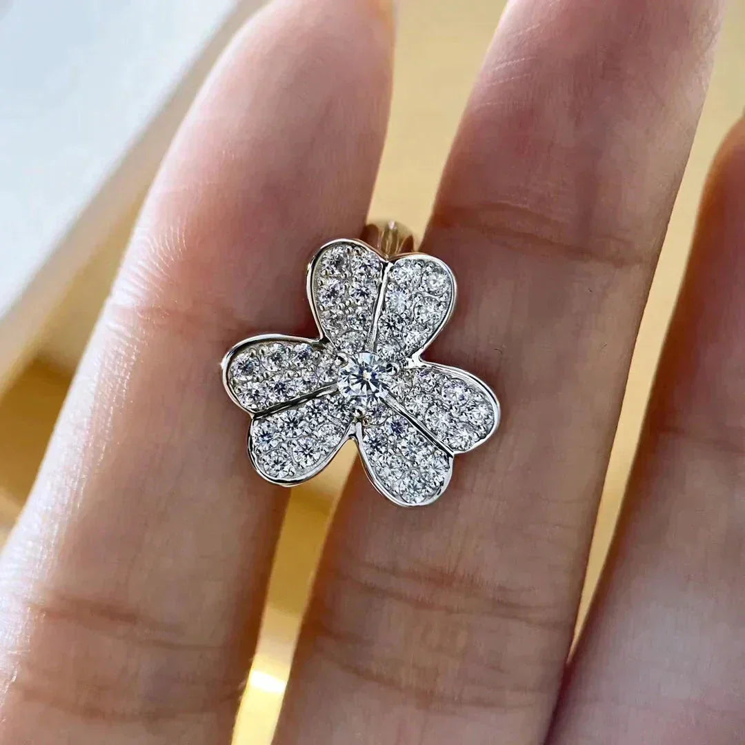 {
  "VA": "クローバー コスモス ダイヤモンド ピアス シルバー"
}