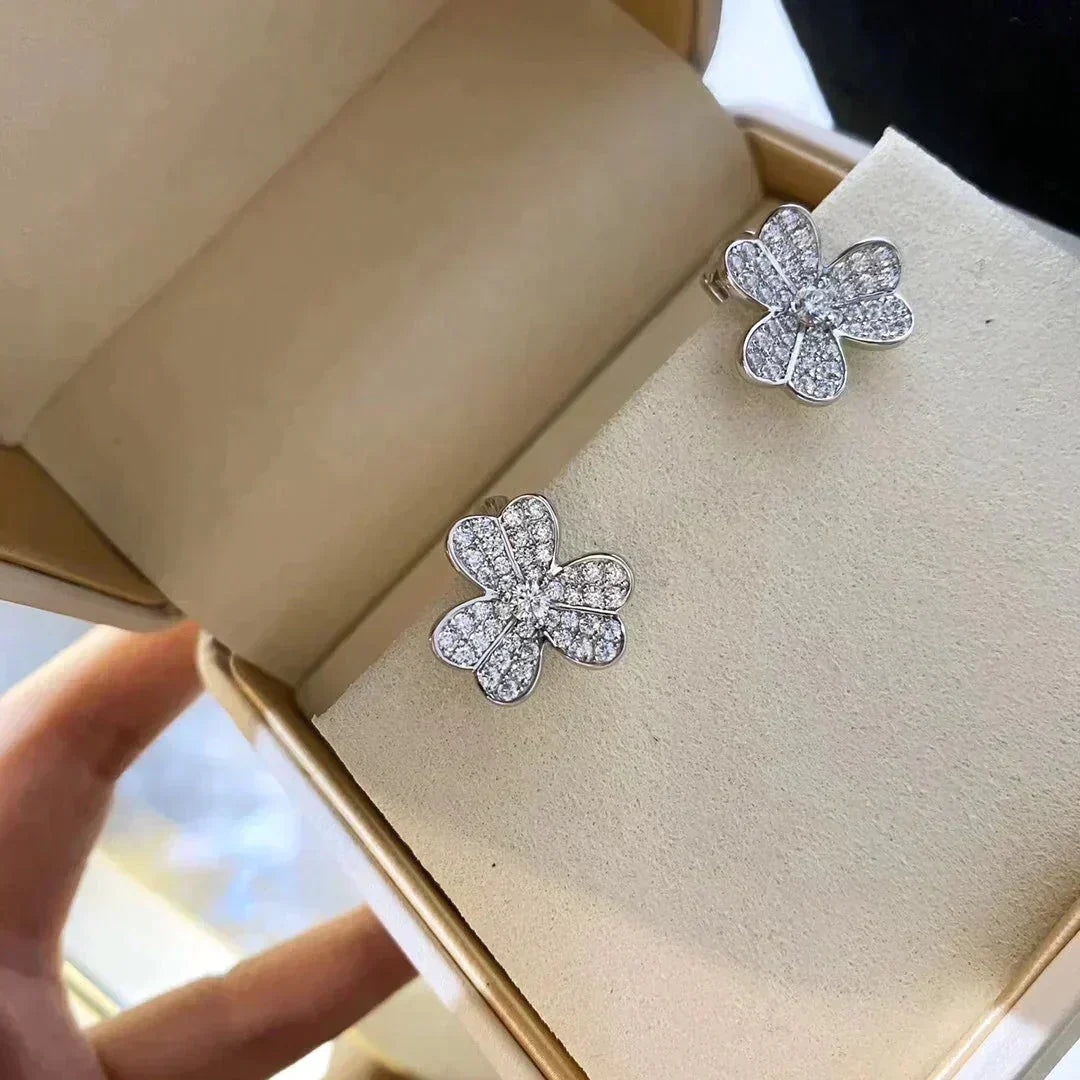 {
  "VA": "クローバー コスモス ダイヤモンド ピアス シルバー"
}