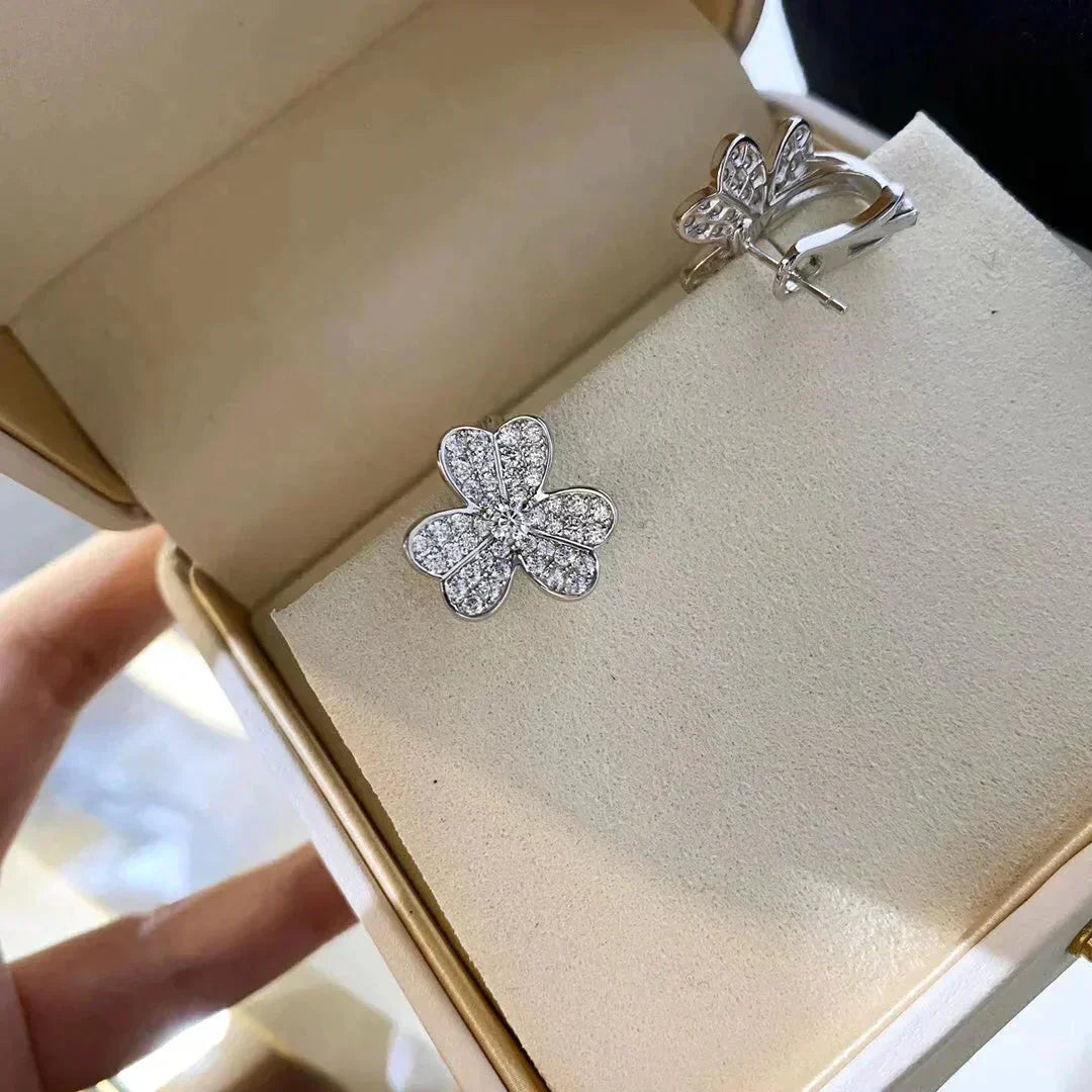 {
  "VA": "クローバー コスモス ダイヤモンド ピアス シルバー"
}