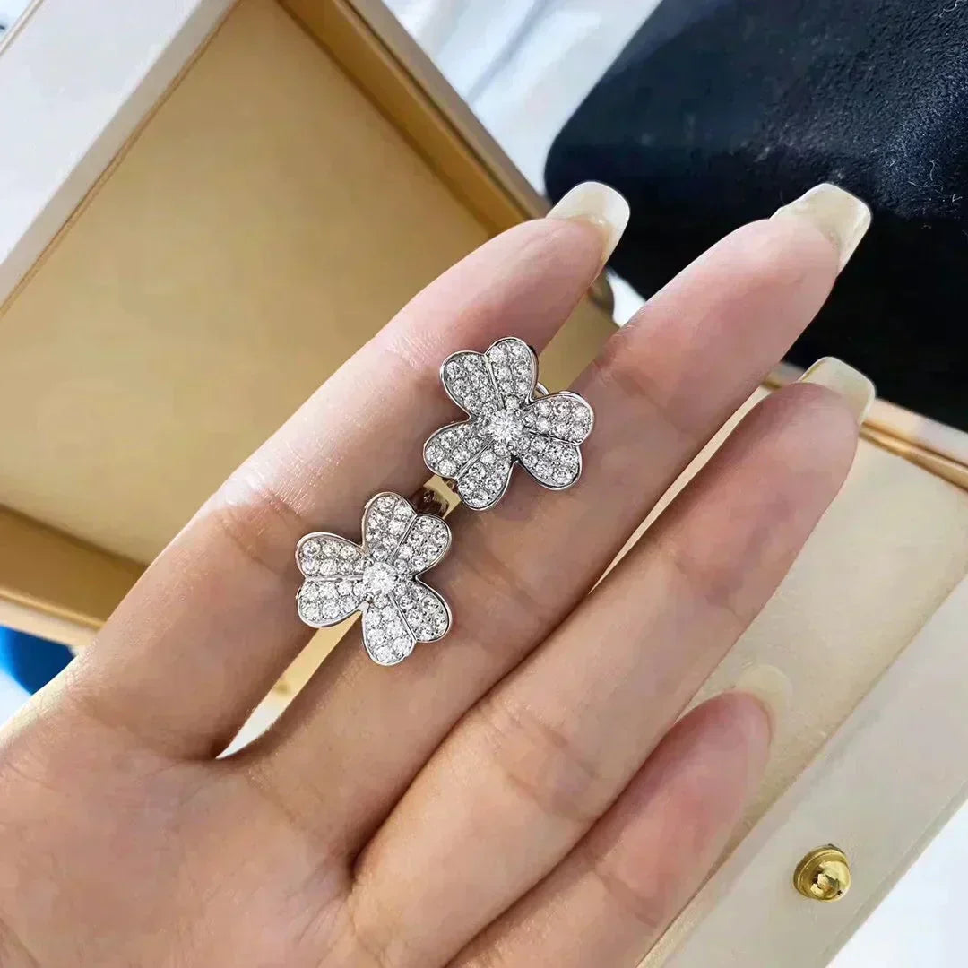 {
  "VA": "クローバー コスモス ダイヤモンド ピアス シルバー"
}