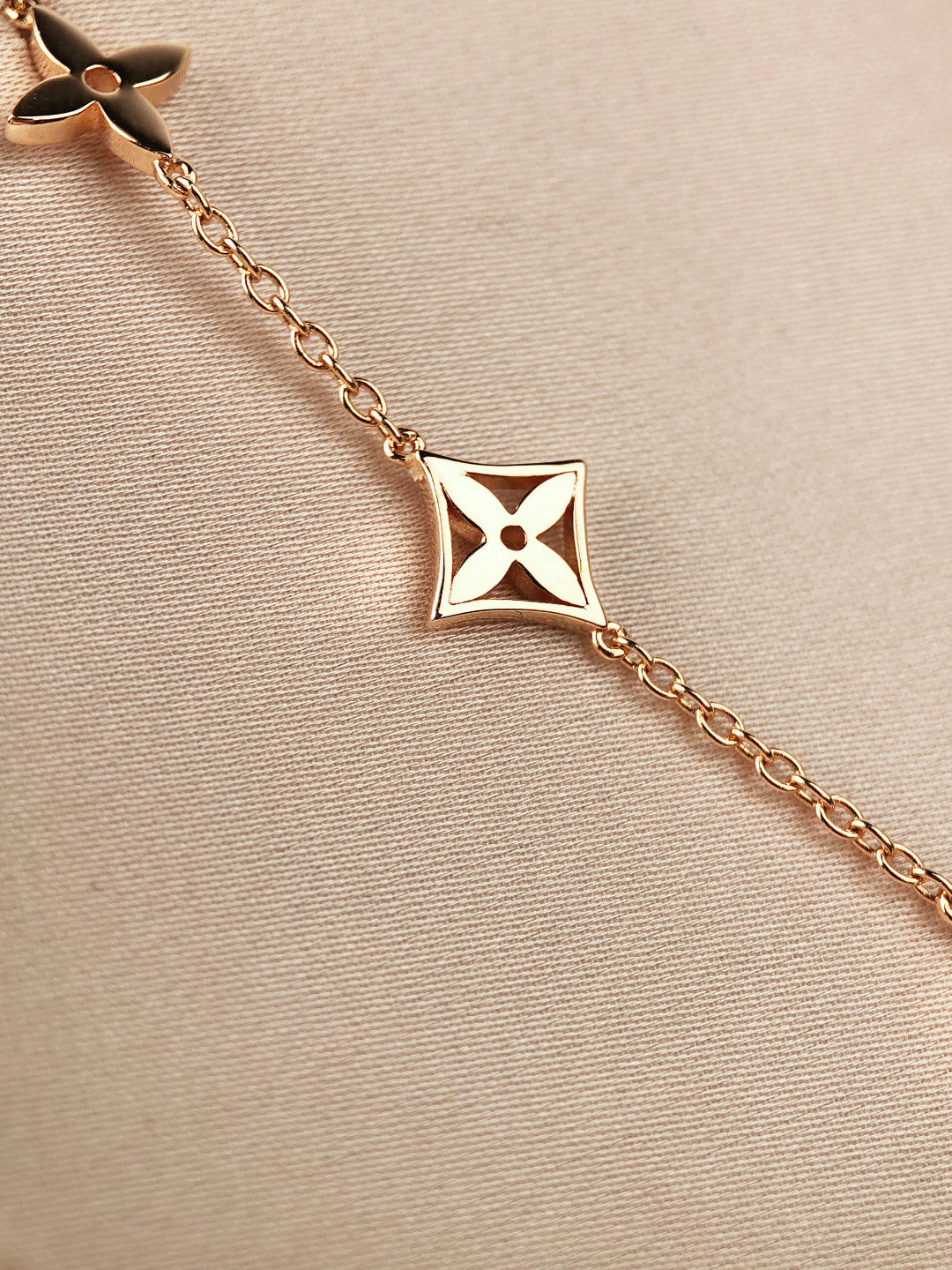 [VA]STAR AND SUN 7 MOTIFS GOLD BRACELET