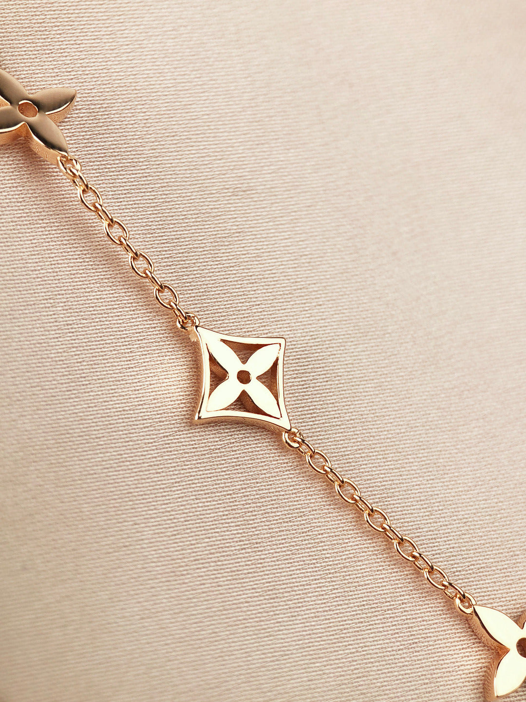 [VA]STAR AND SUN 7 MOTIFS GOLD BRACELET