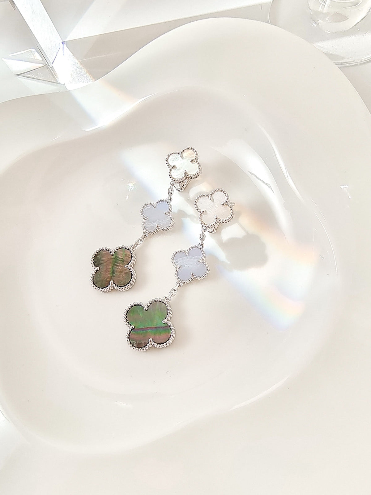 [VA]CLOVER 3 MOTIVE CHALCEDON DUNKEL PERLMUTT SILBER OHRRINGE