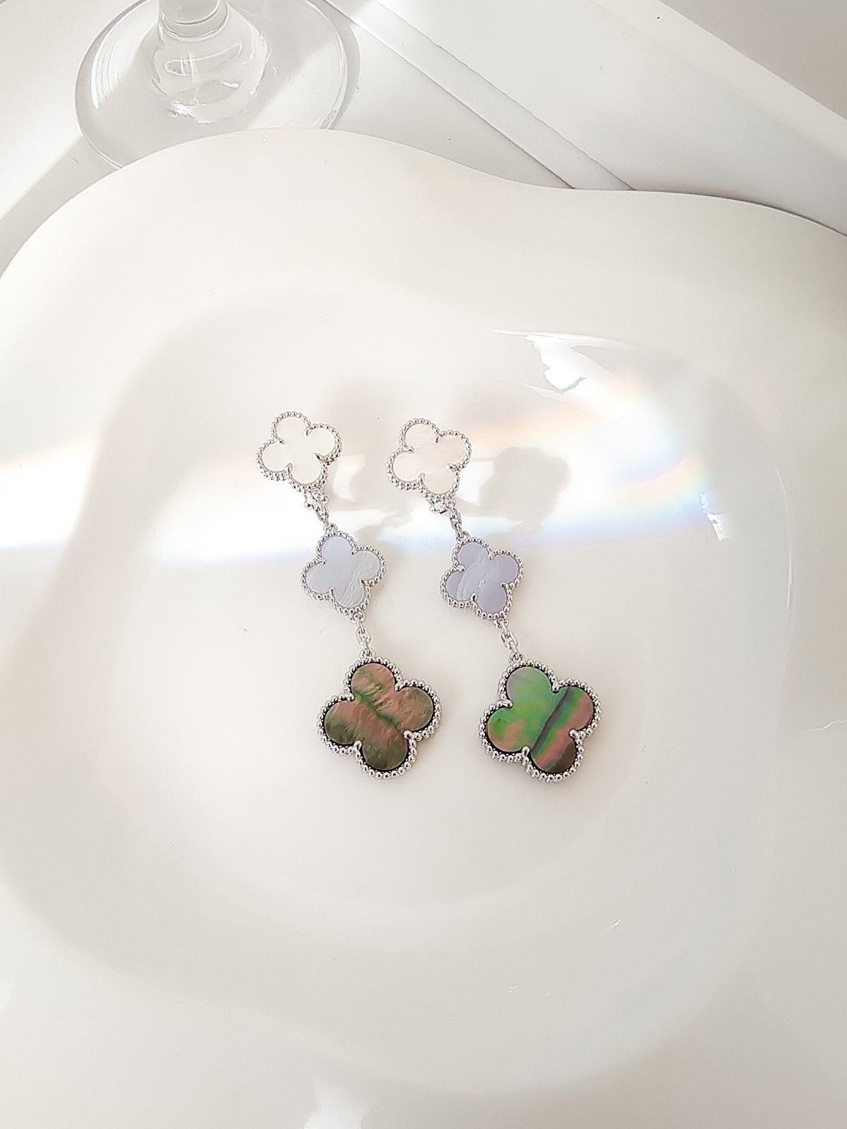 [VA]CLOVER 3 MOTIVE CHALCEDON DUNKEL PERLMUTT SILBER OHRRINGE