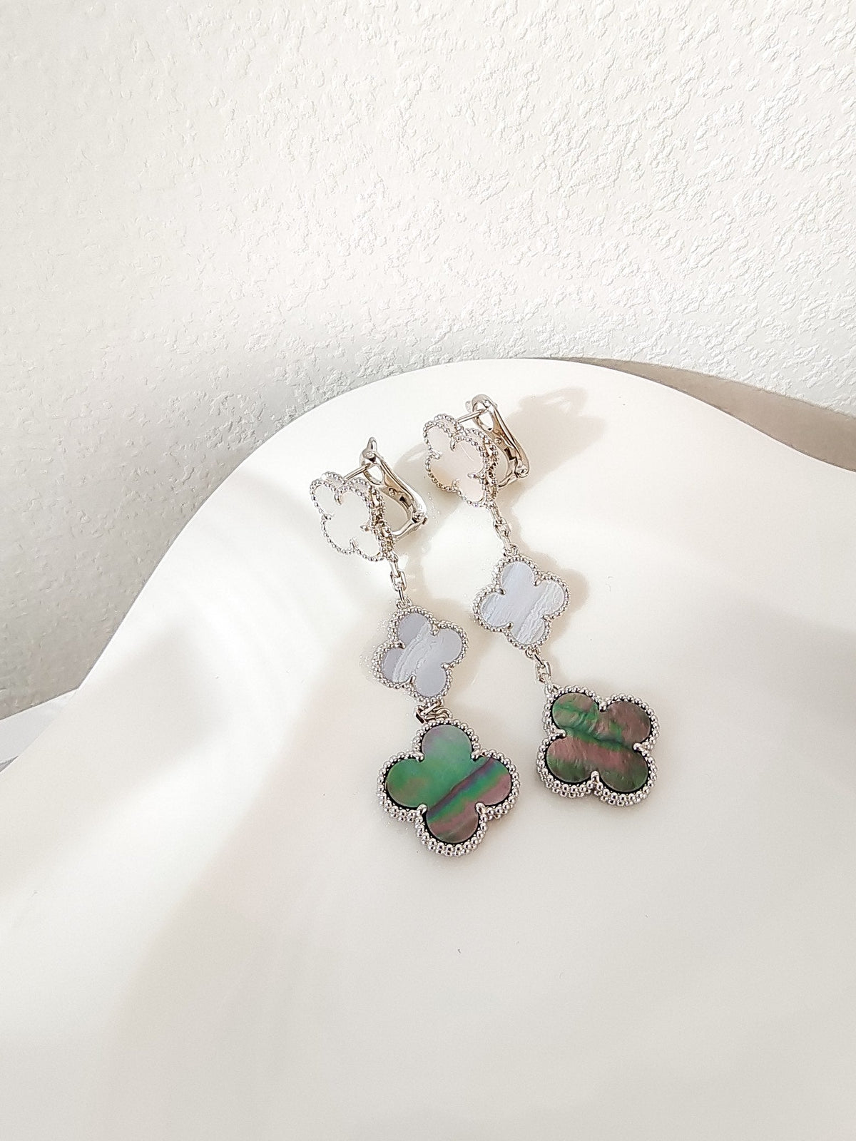 [VA]CLOVER 3 MOTIVE CHALCEDON DUNKEL PERLMUTT SILBER OHRRINGE