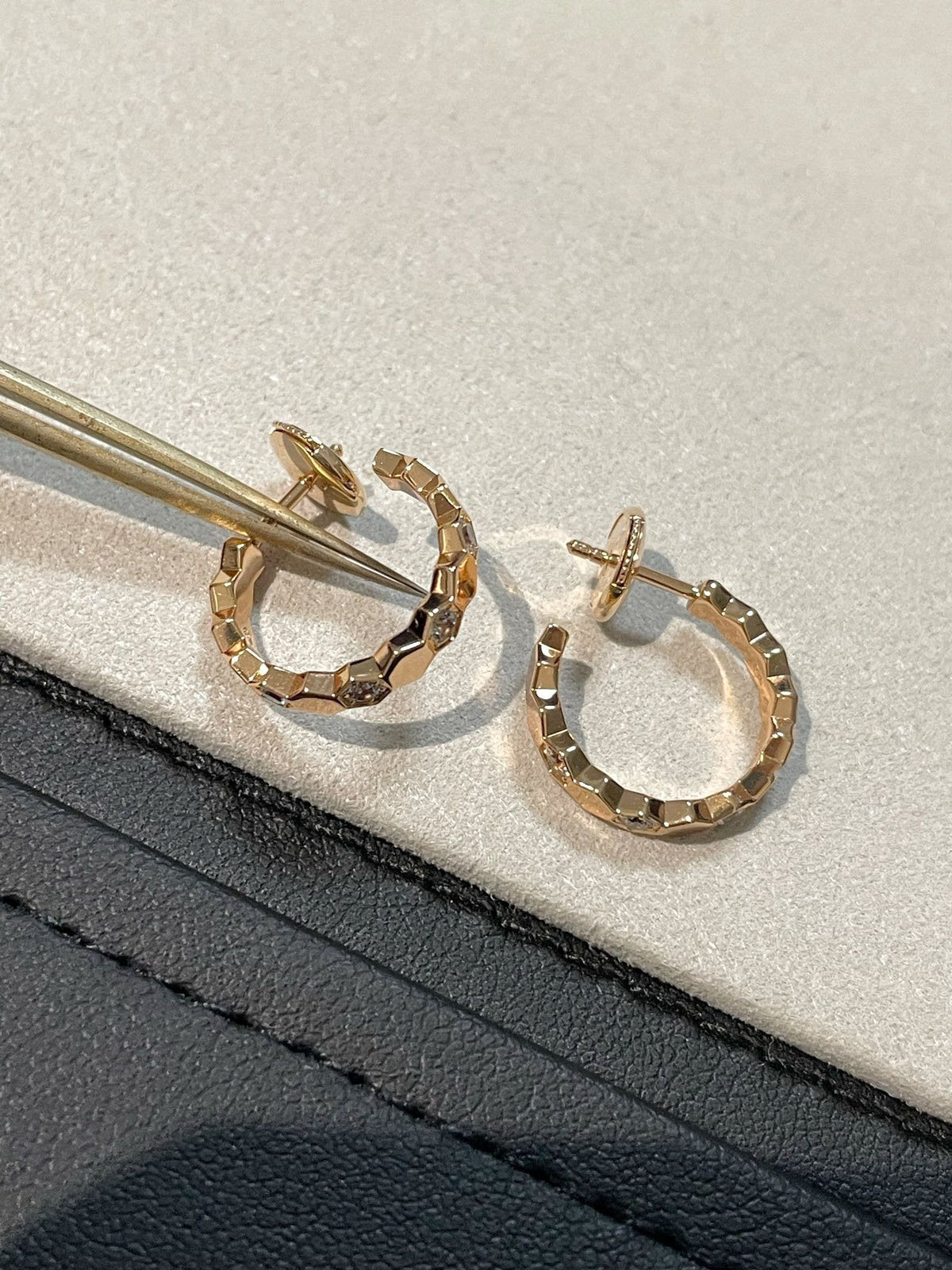 [VA]中空デザイン 四つ葉のクローバー フラワー型ピアス