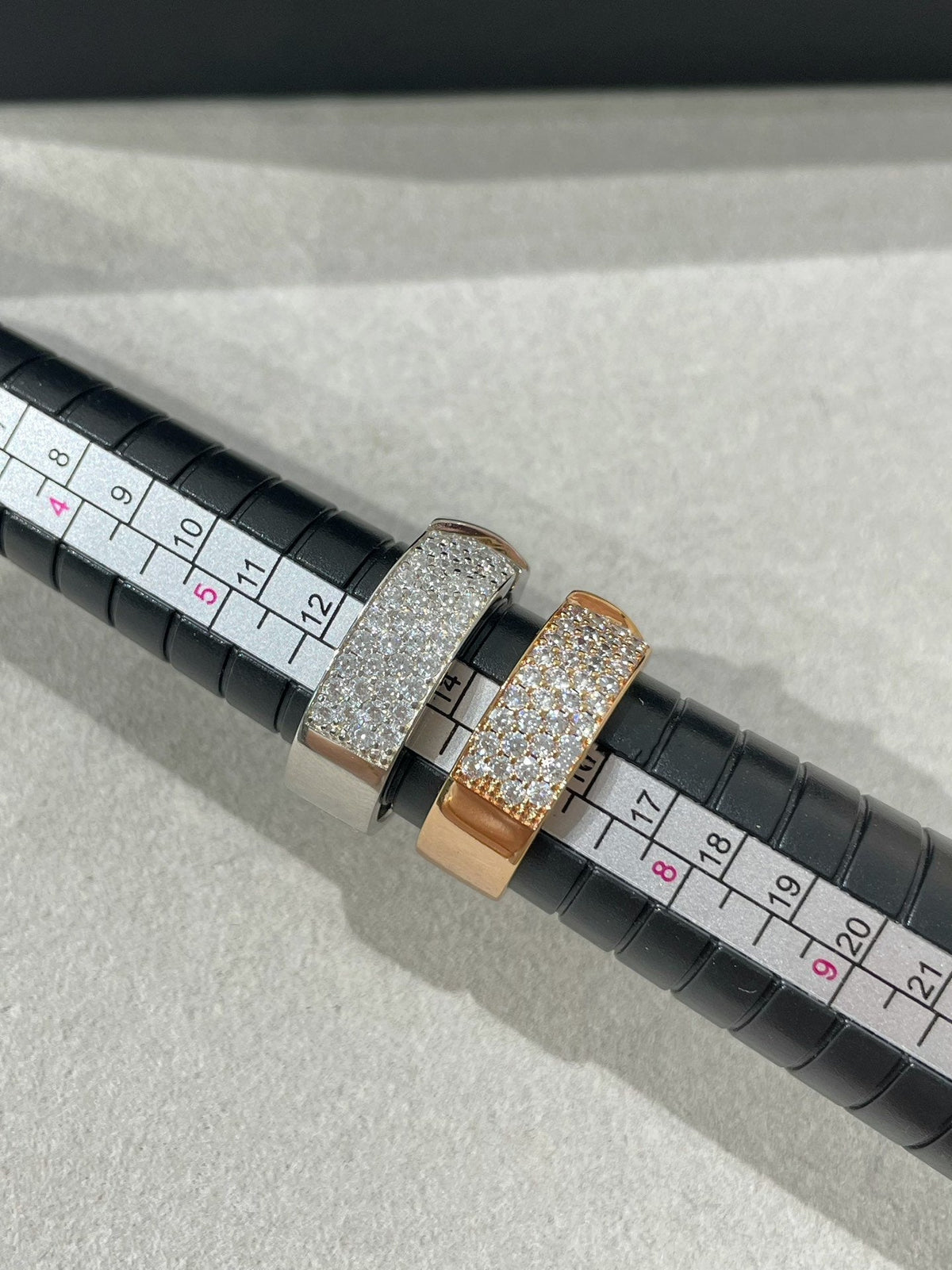 [VA]LIENS EVIDENCE RING MIT DIAMANT-PAVÉ
