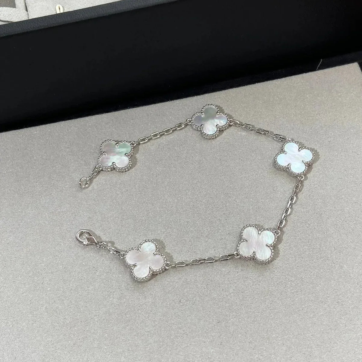 [VA]LUCKY CLOVER 5-MOTIF BRACELET - WHITE MOTHER-OF-PEARL COLLECTION