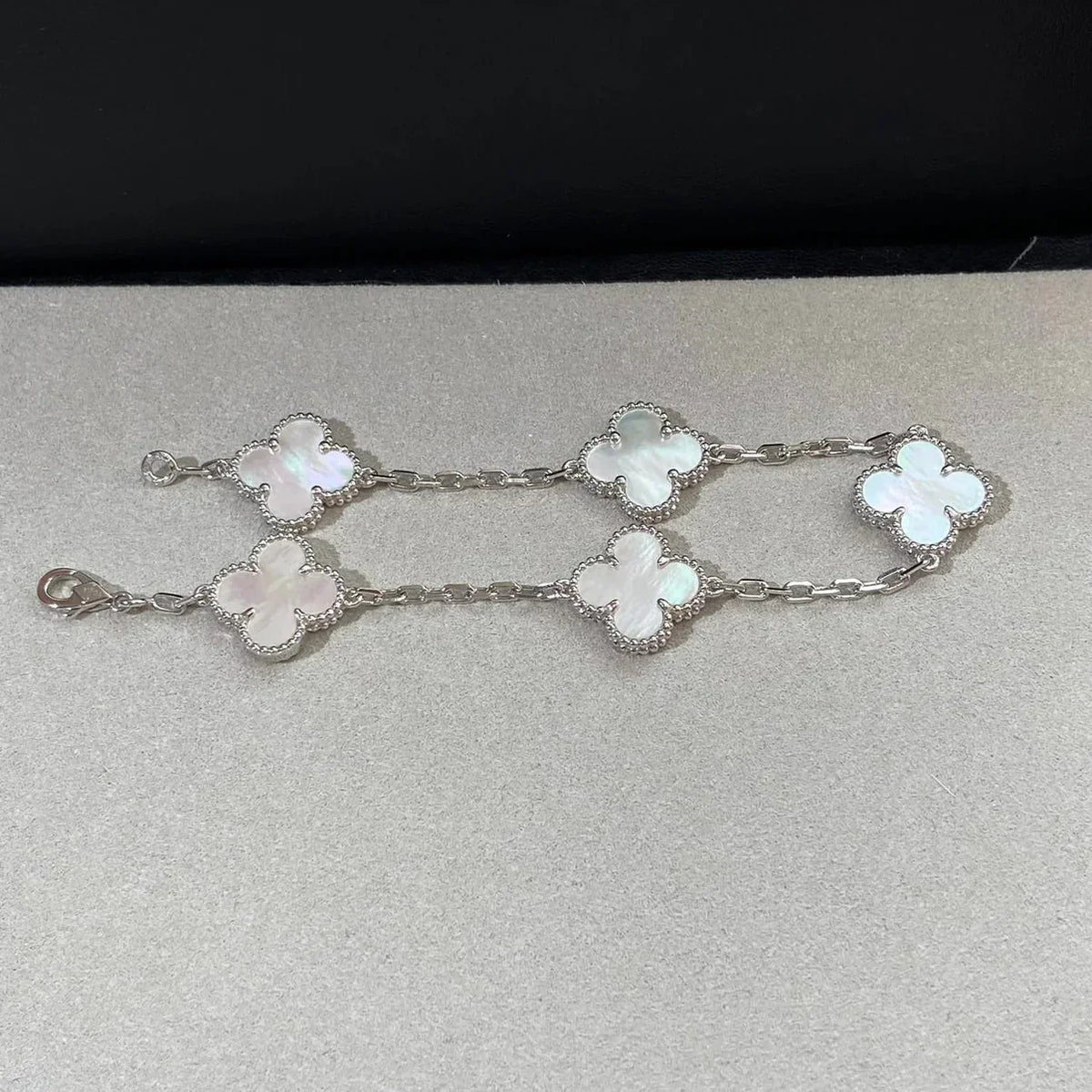 [VA]LUCKY CLOVER 5-MOTIF BRACELET - WHITE MOTHER-OF-PEARL COLLECTION