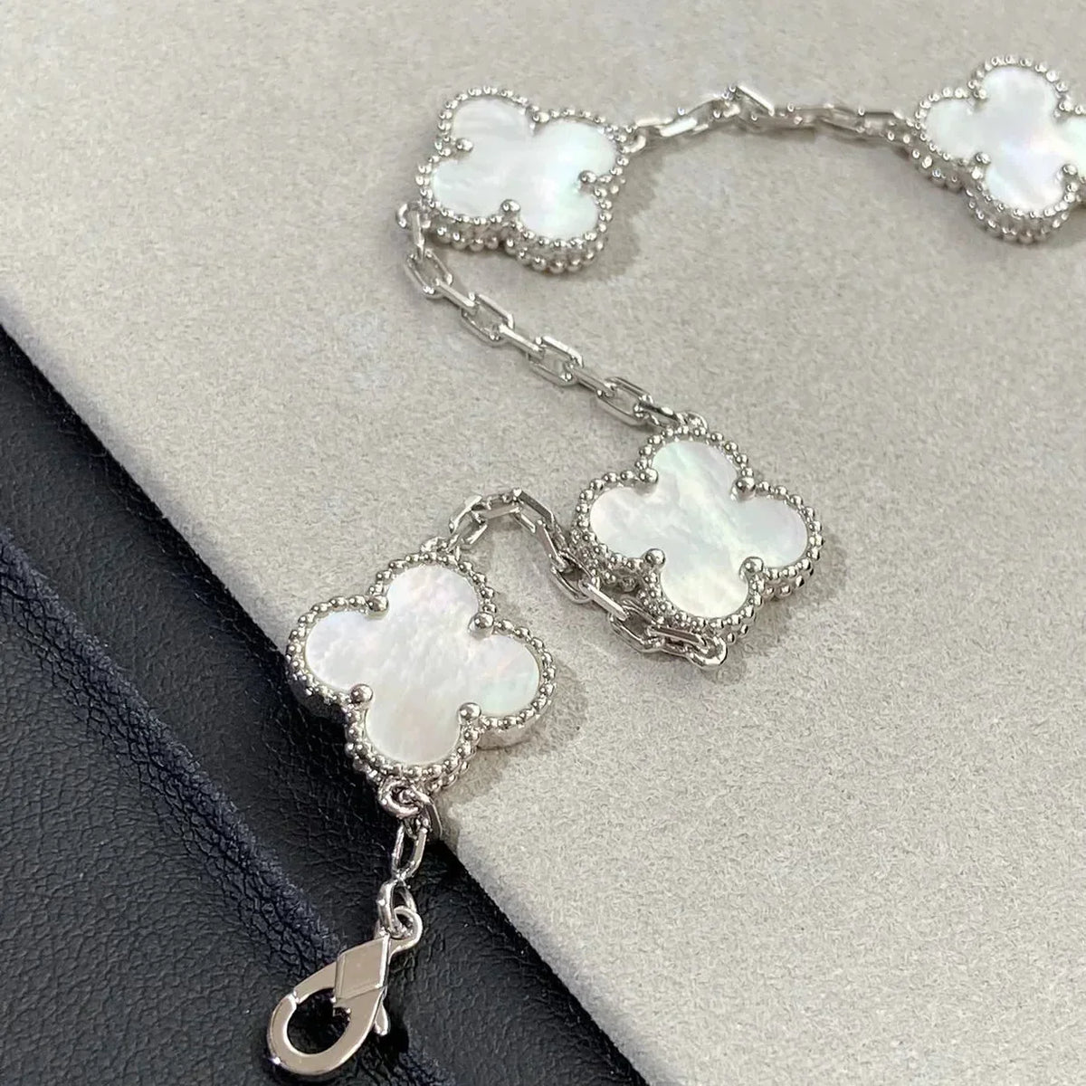[VA]LUCKY CLOVER 5-MOTIF BRACELET - WHITE MOTHER-OF-PEARL COLLECTION