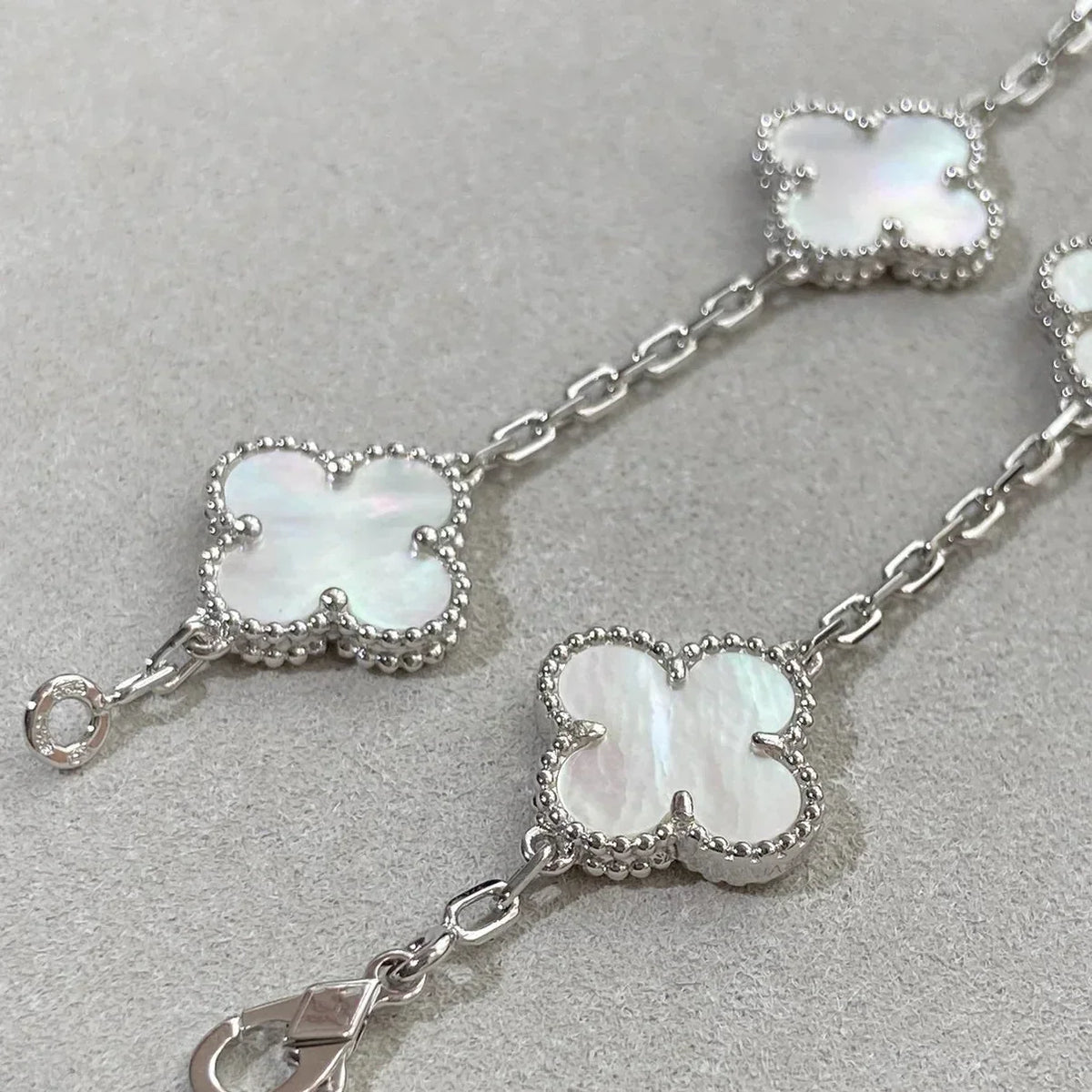 [VA]LUCKY CLOVER 5-MOTIF BRACELET - WHITE MOTHER-OF-PEARL COLLECTION