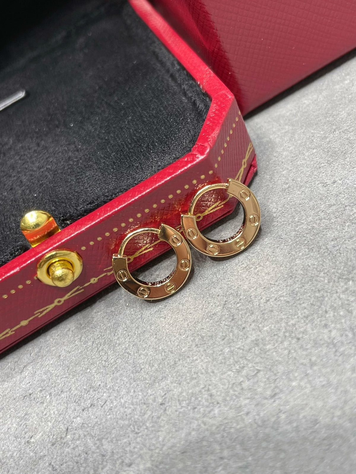 {
  "VA": "VA ヴァンドーム青山 ラブミニピアス"
}