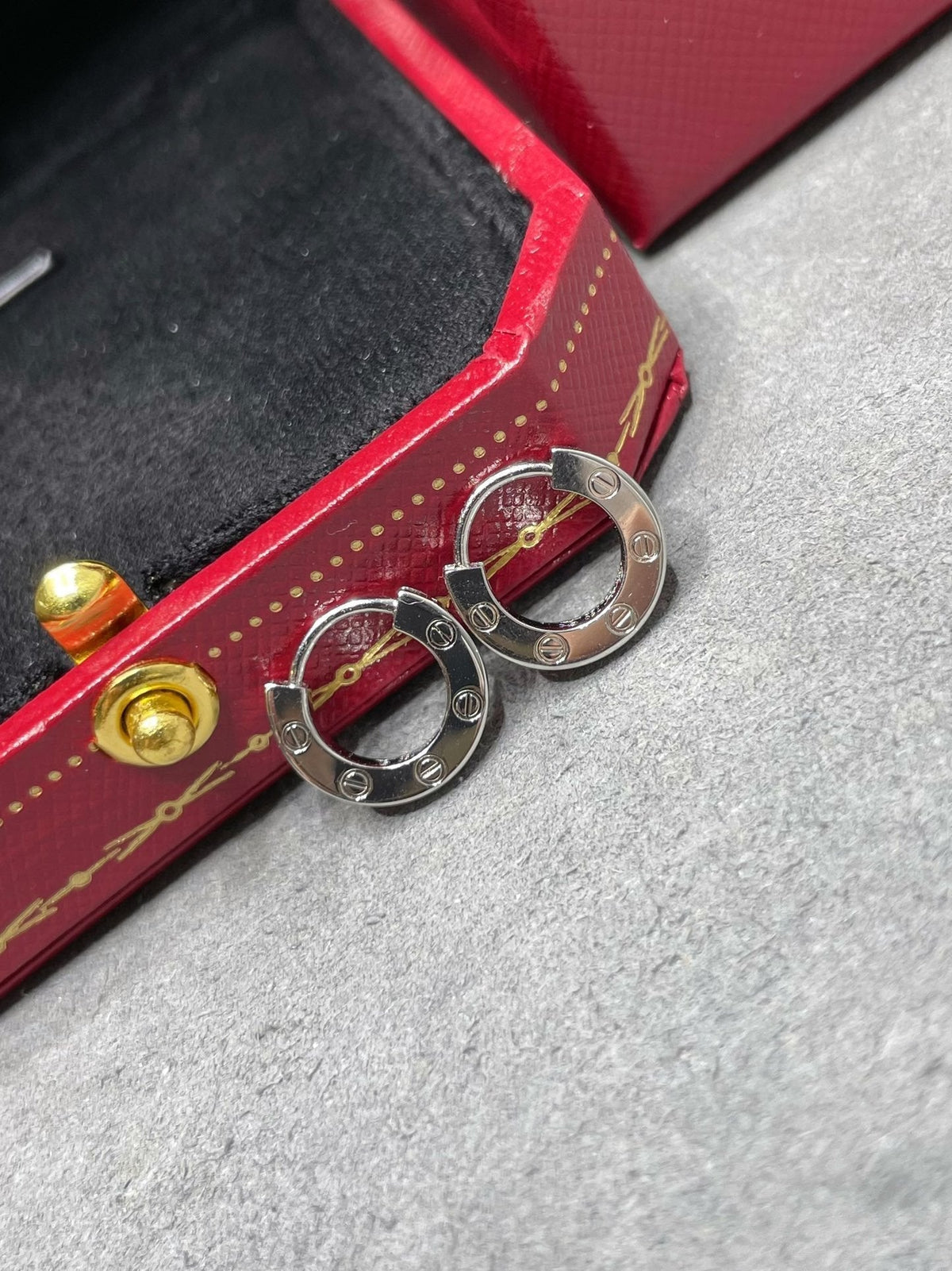 {
  "VA": "VA ヴァンドーム青山 ラブミニピアス"
}