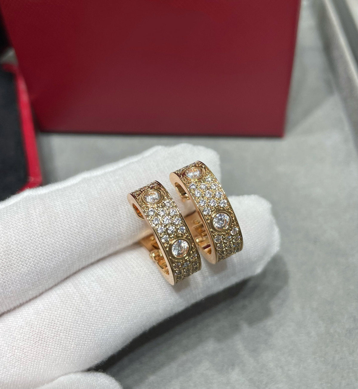 {"VA": "LOVE 5.5MM ダイヤモンドパヴェピアス"}