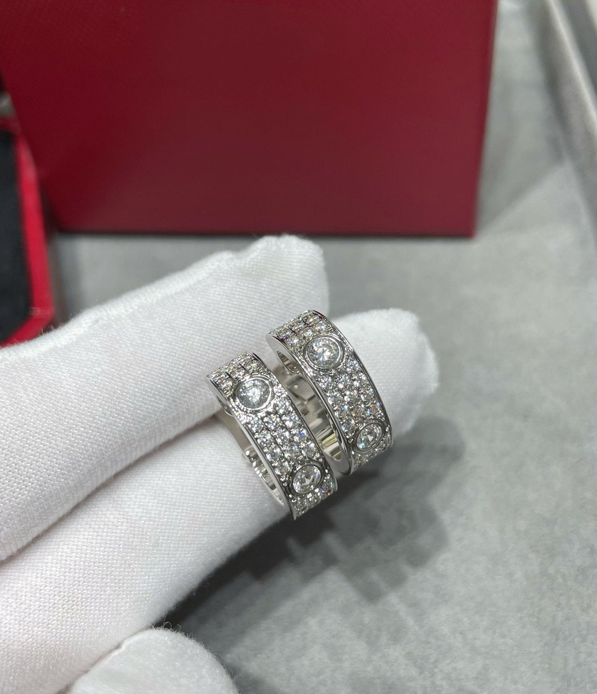{"VA": "LOVE 5.5MM ダイヤモンドパヴェピアス"}
