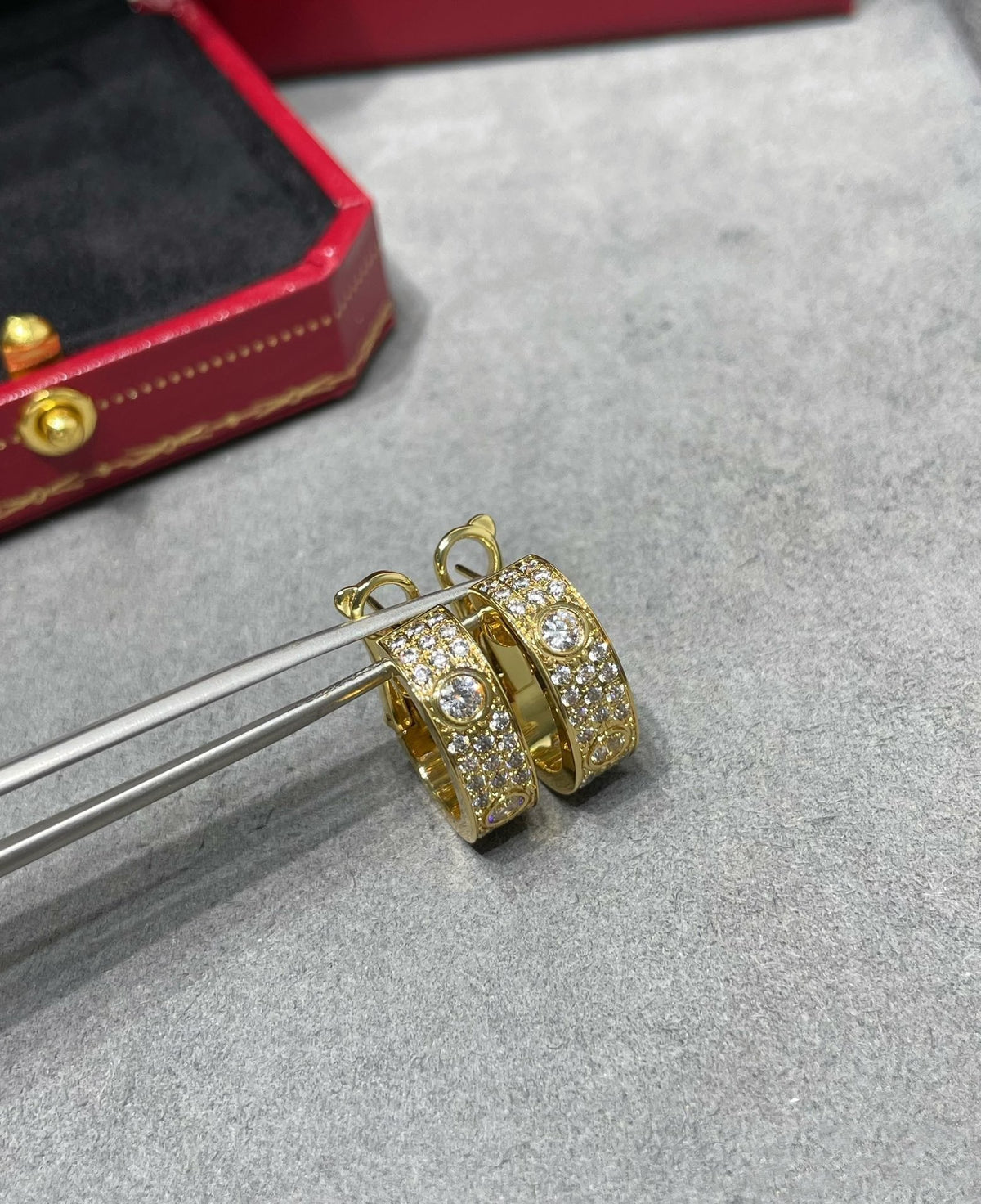 {"VA": "LOVE 5.5MM ダイヤモンドパヴェピアス"}