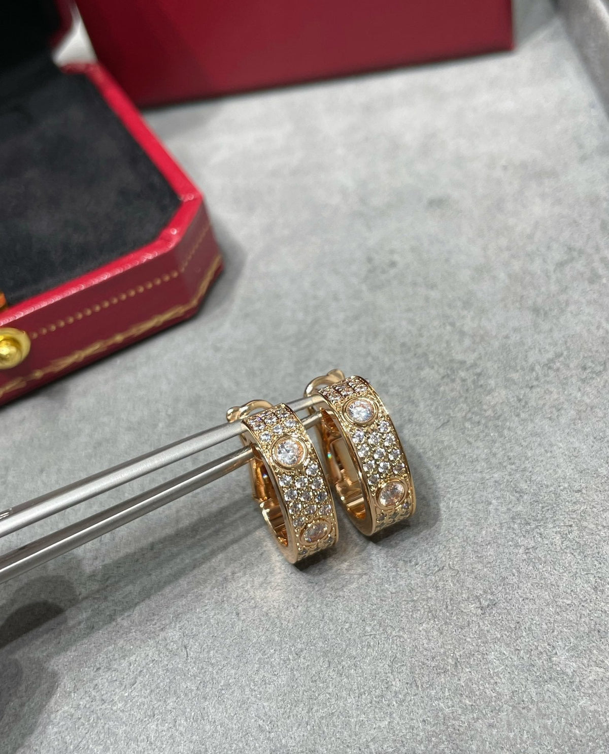 {"VA": "LOVE 5.5MM ダイヤモンドパヴェピアス"}