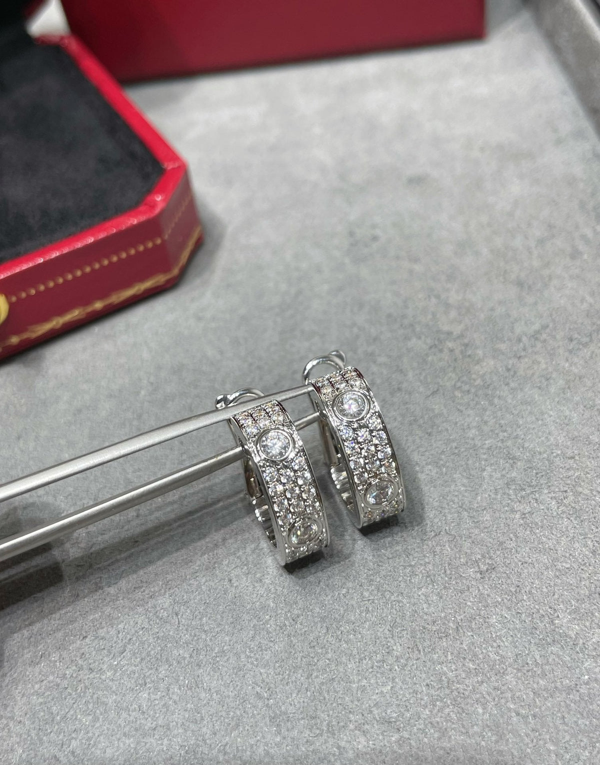 {"VA": "LOVE 5.5MM ダイヤモンドパヴェピアス"}