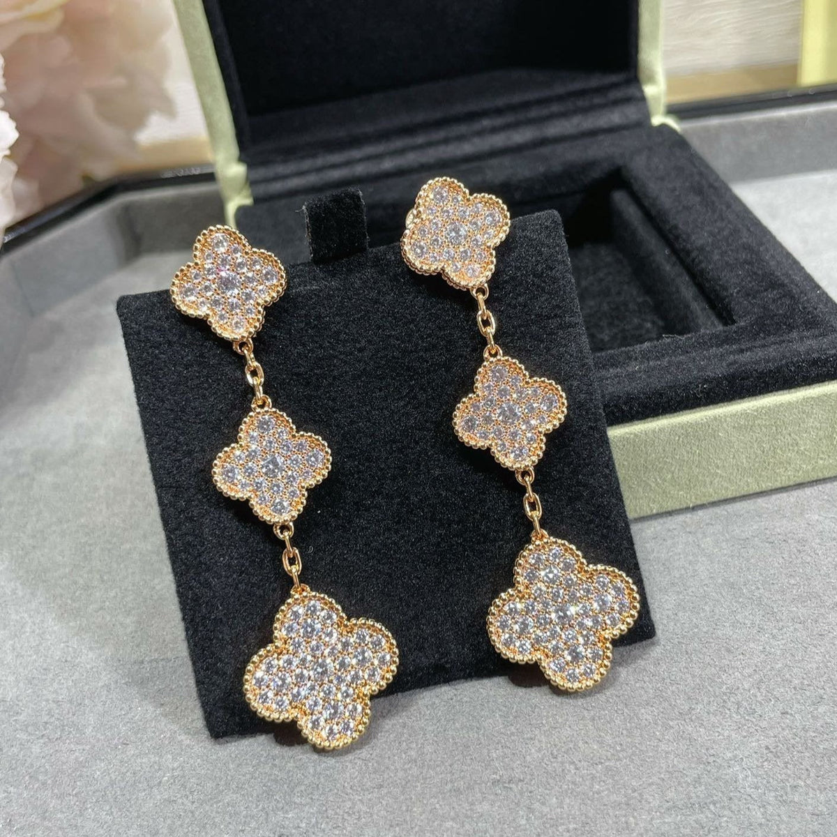 [VA]CLOVER 3 MOTIVE DIAMANT-PAVÉ OHRRINGE IN ROSÉGOLD