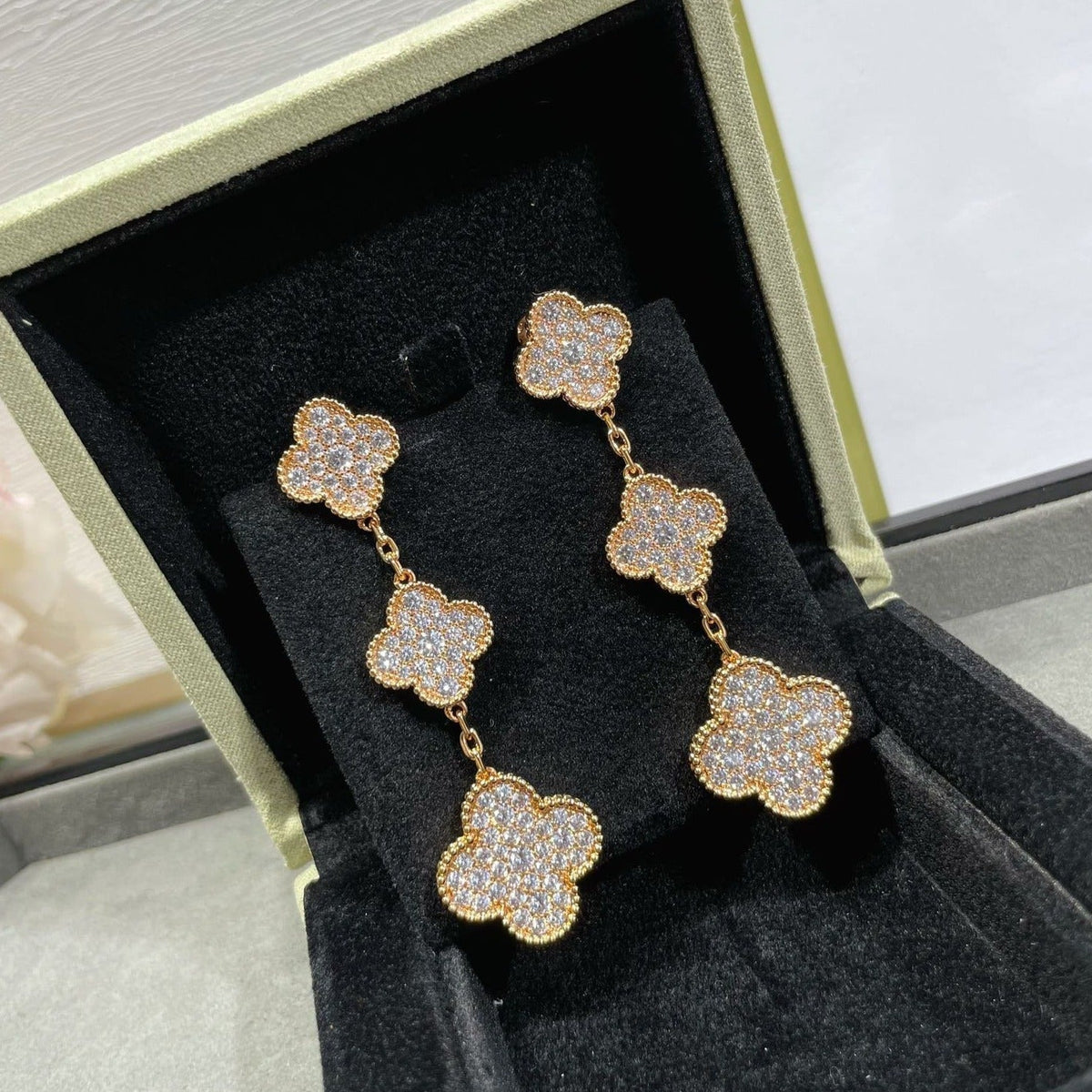 [VA]CLOVER 3 MOTIVE DIAMANT-PAVÉ OHRRINGE IN ROSÉGOLD
