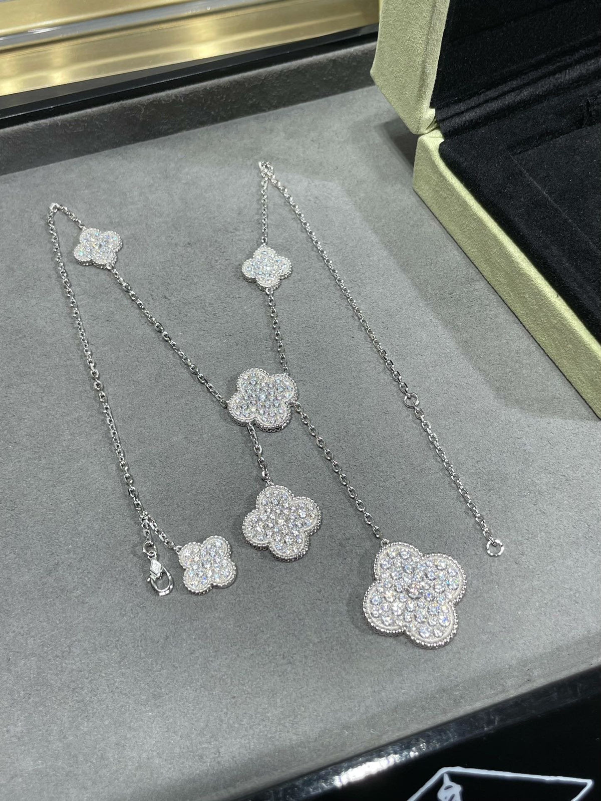 [VA]CLOVER 6-MOTIV-HALSKETTE MIT DIAMANT-PAVÉ