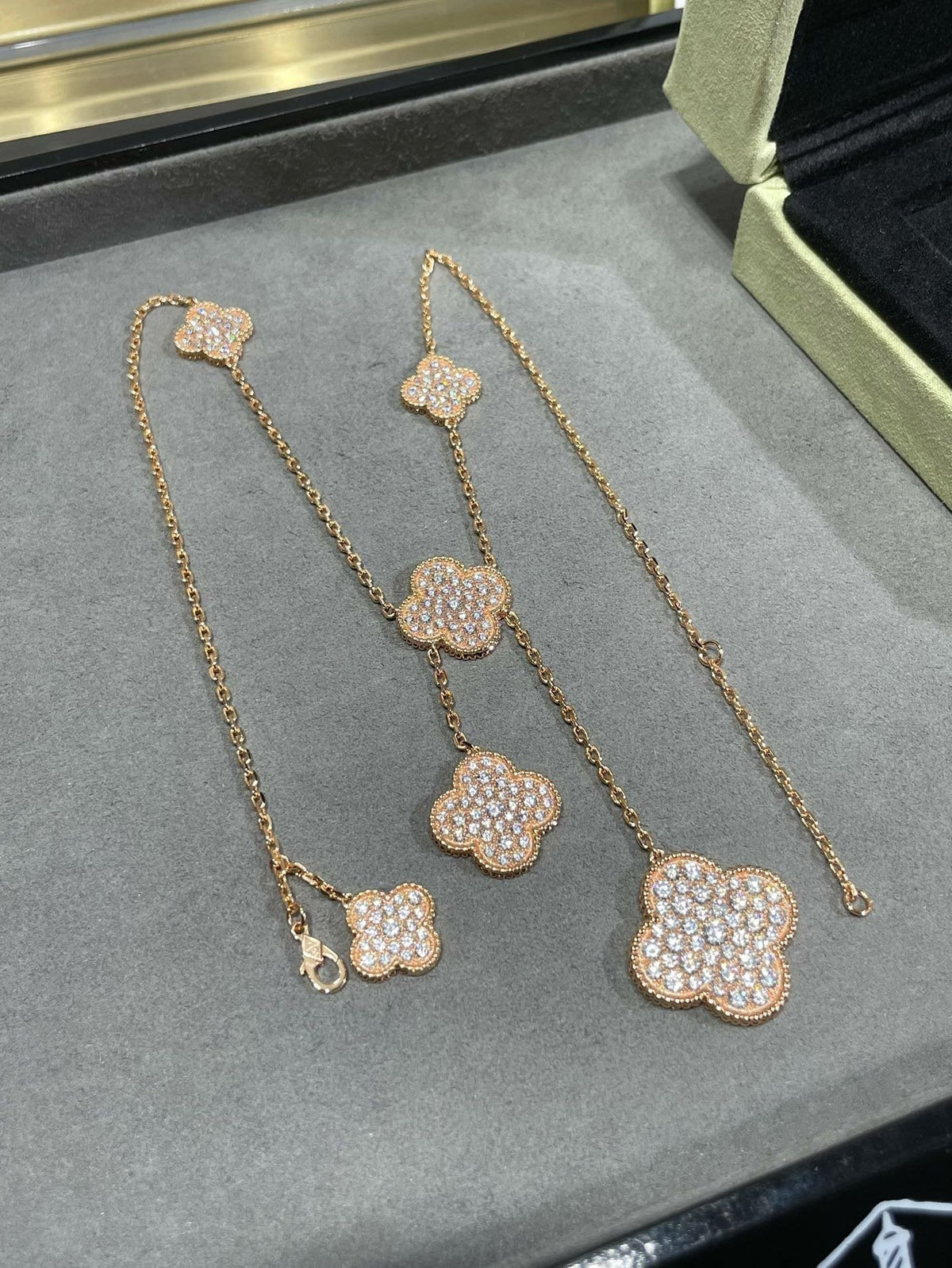 [VA]CLOVER 6-MOTIV-HALSKETTE MIT DIAMANT-PAVÉ