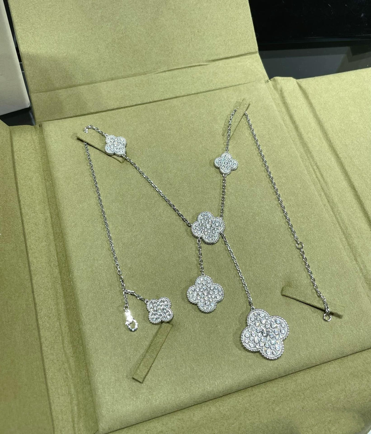 [VA]CLOVER 6-MOTIV-HALSKETTE MIT DIAMANT-PAVÉ