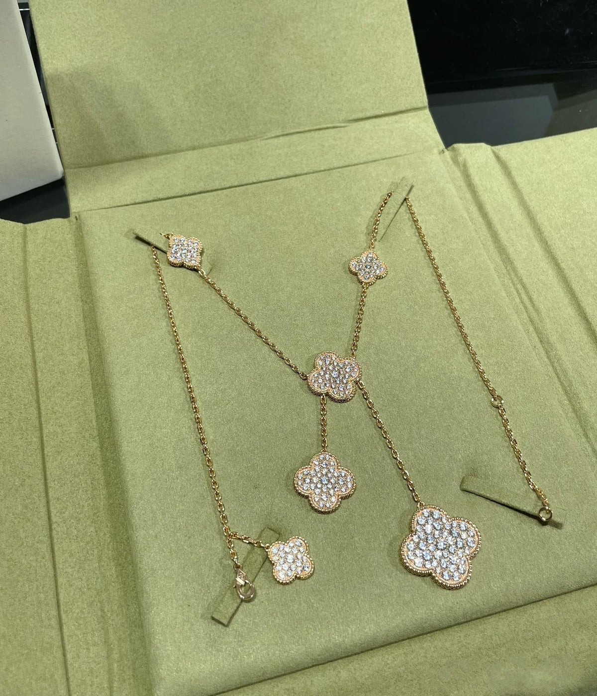 [VA]CLOVER 6-MOTIV-HALSKETTE MIT DIAMANT-PAVÉ