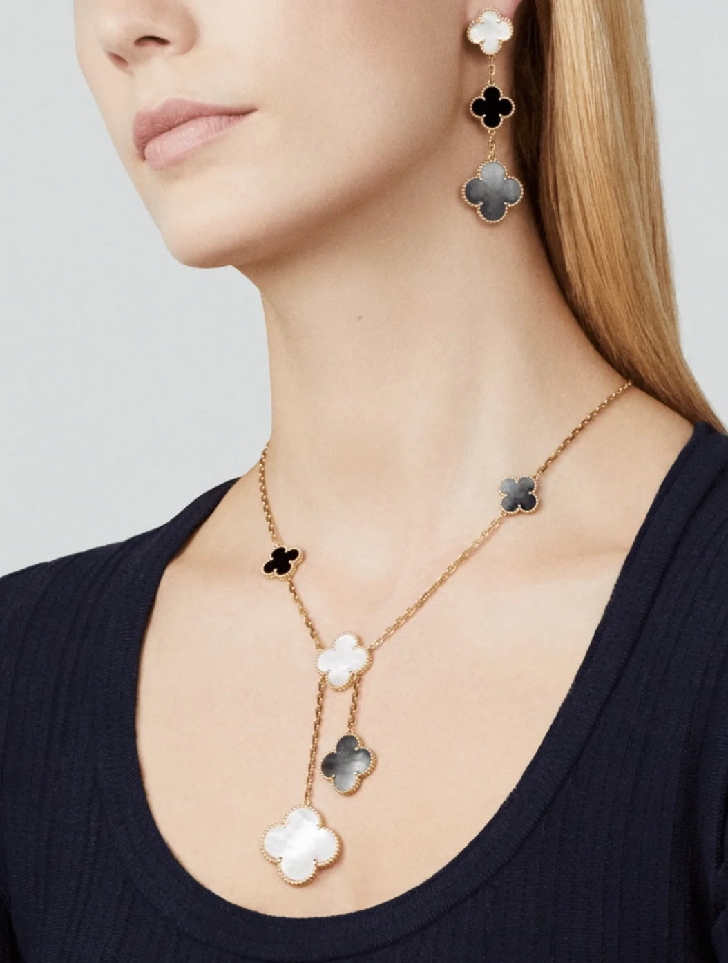 [VA]CLOVER 3 MOTIV OHRRINGE AUS PERLMUTT, ONYX, DUNKLEM PERLMUTT UND ROSÉGOLD